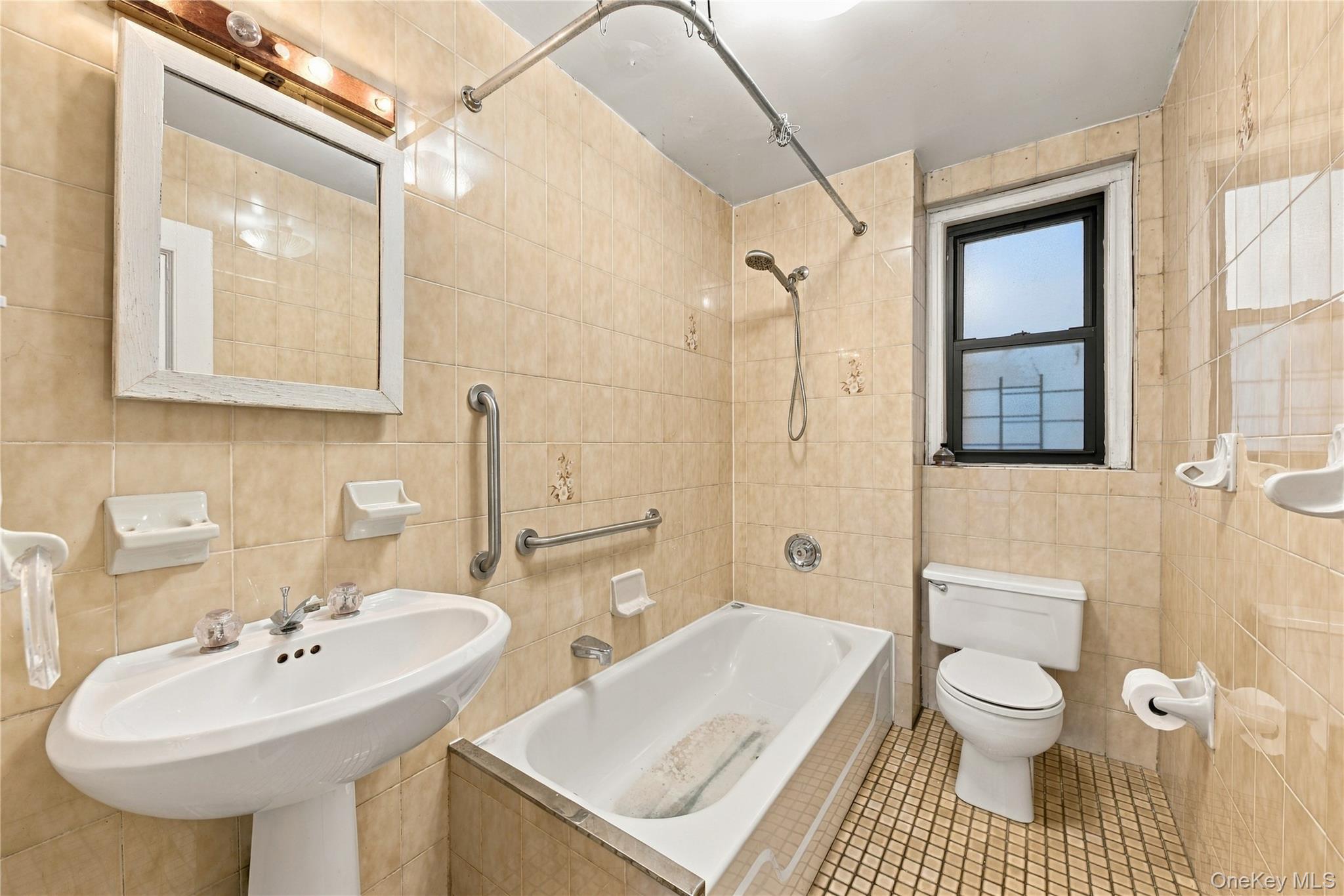 211 East 35th 4b Property Photo 9