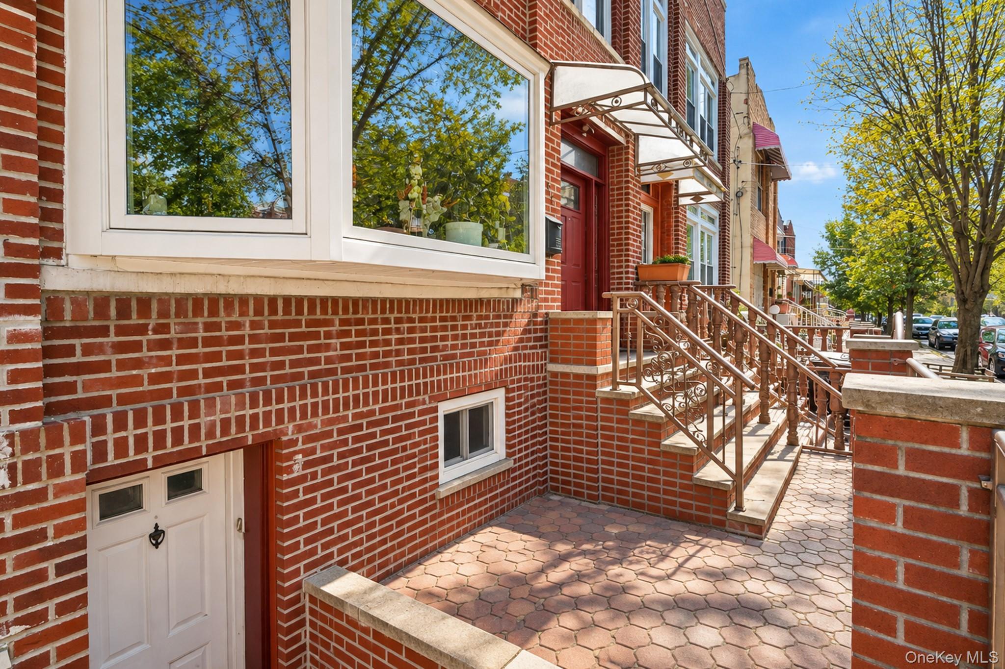 685 Essex Street Property Photo 4