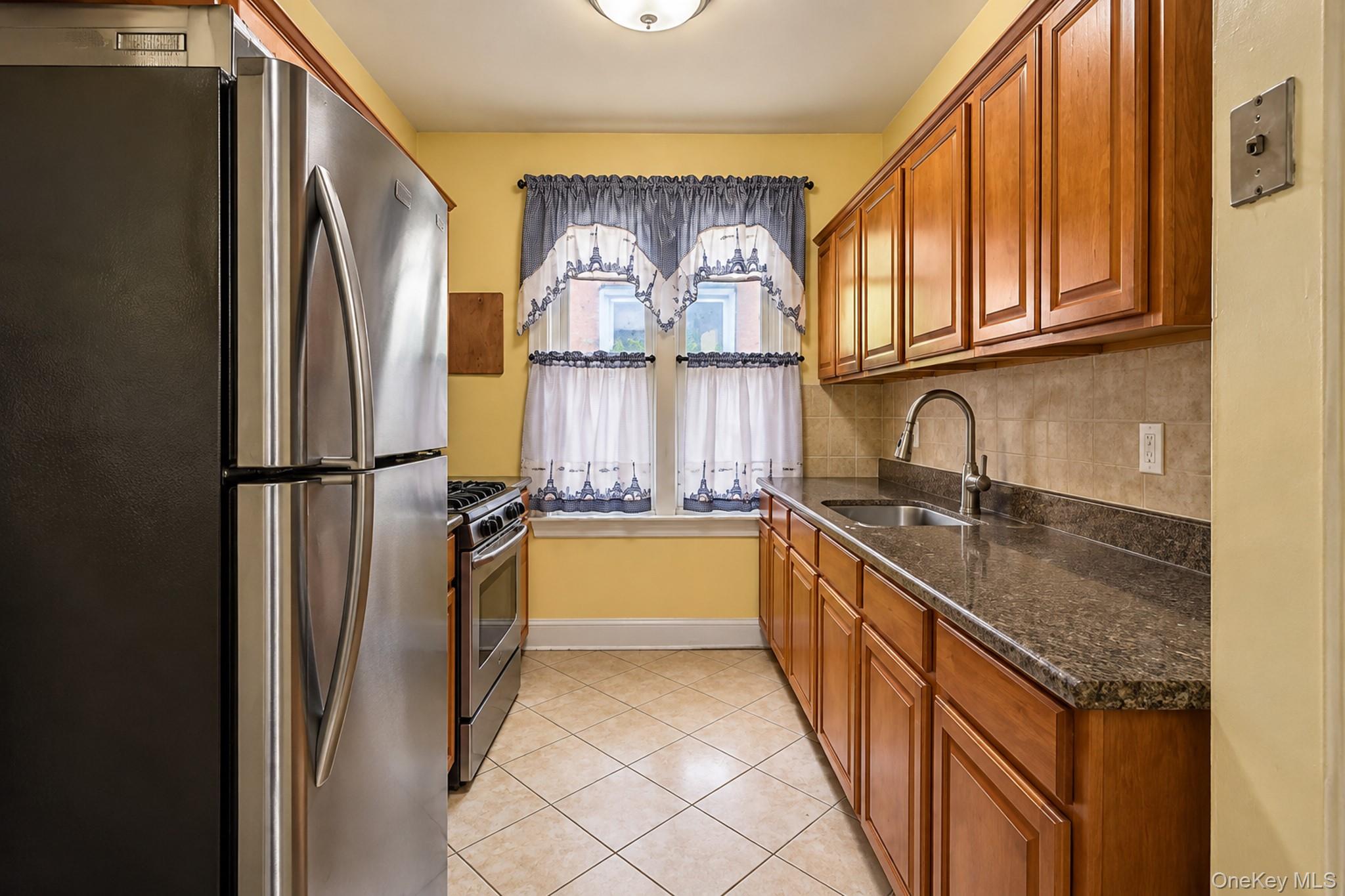 685 Essex Street Property Photo 9