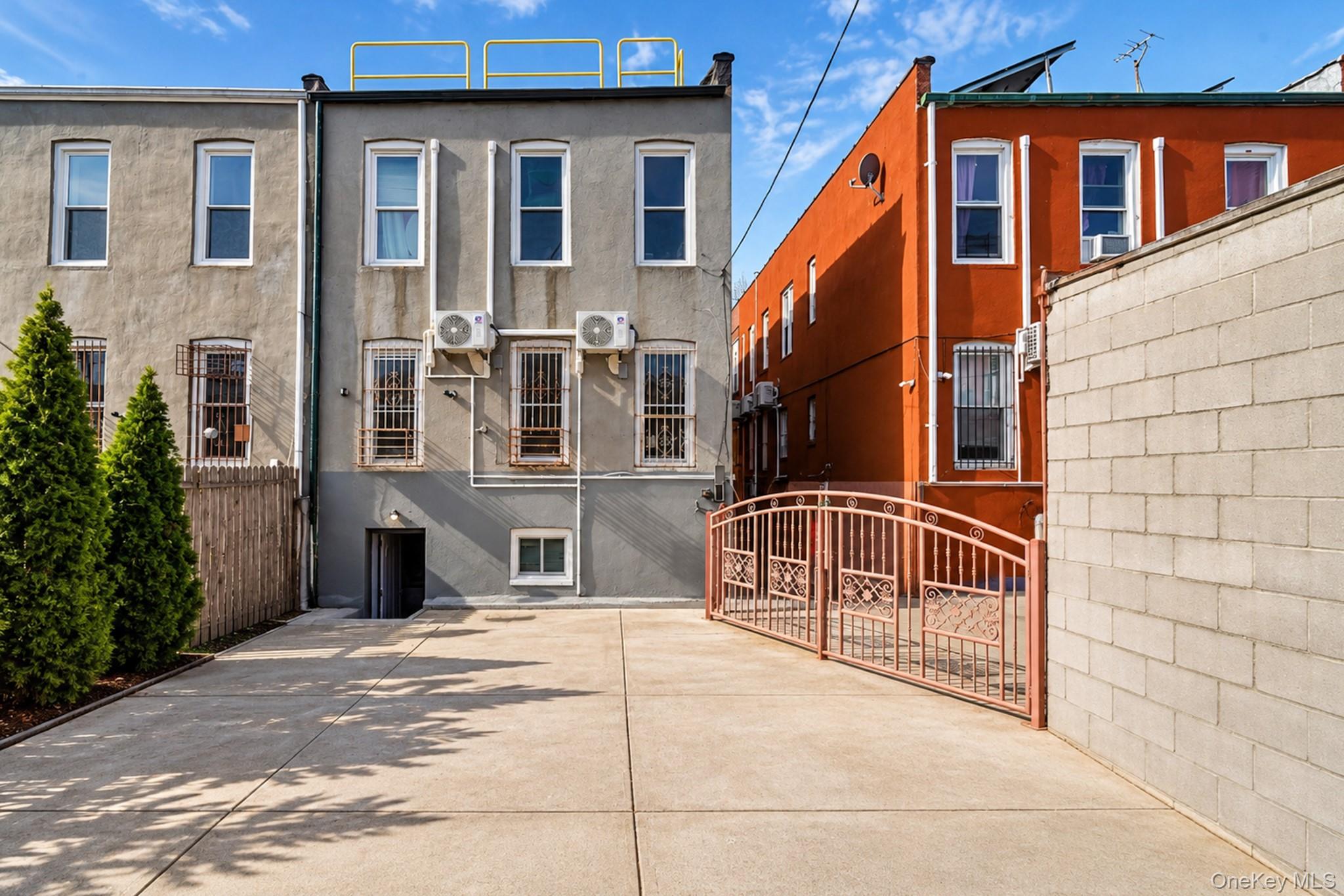 685 Essex Street Property Photo 23