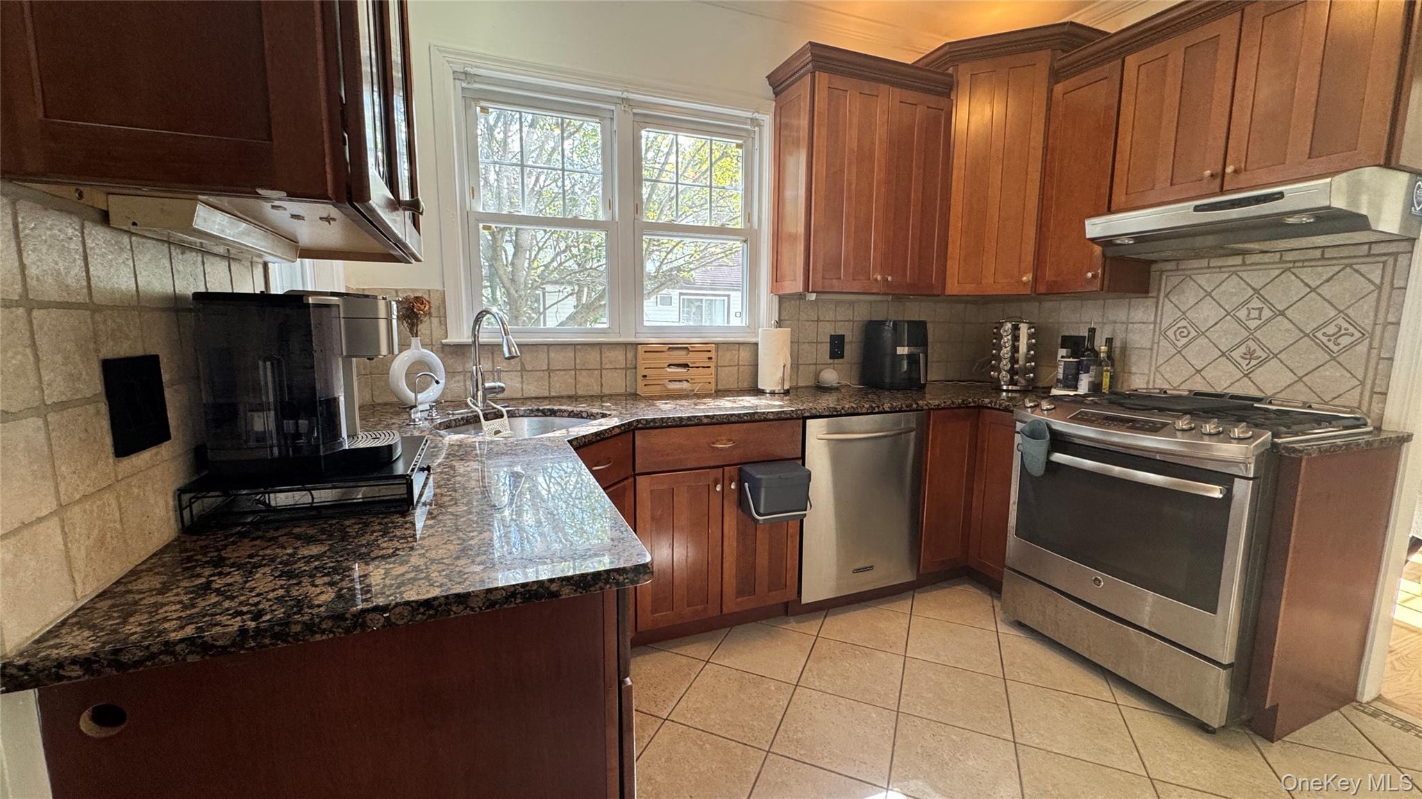 1905 Bryant Place Property Photo 2