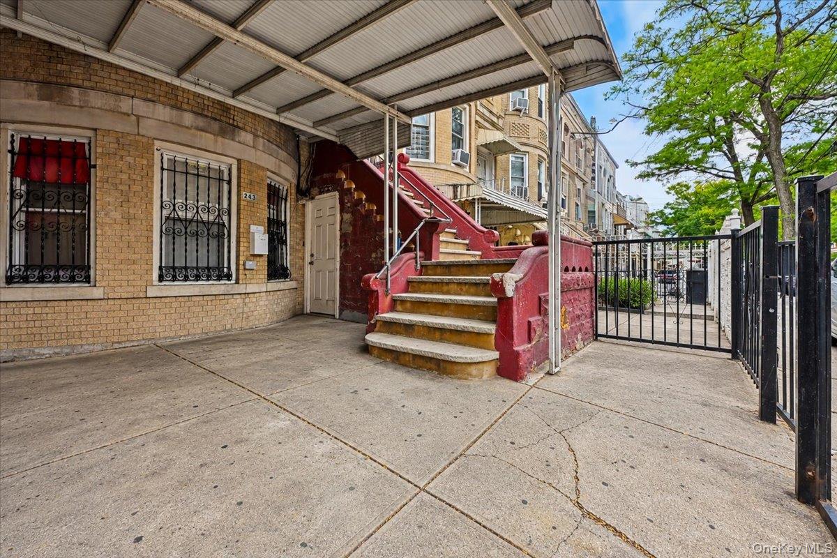 243 Crescent Property Photo 4