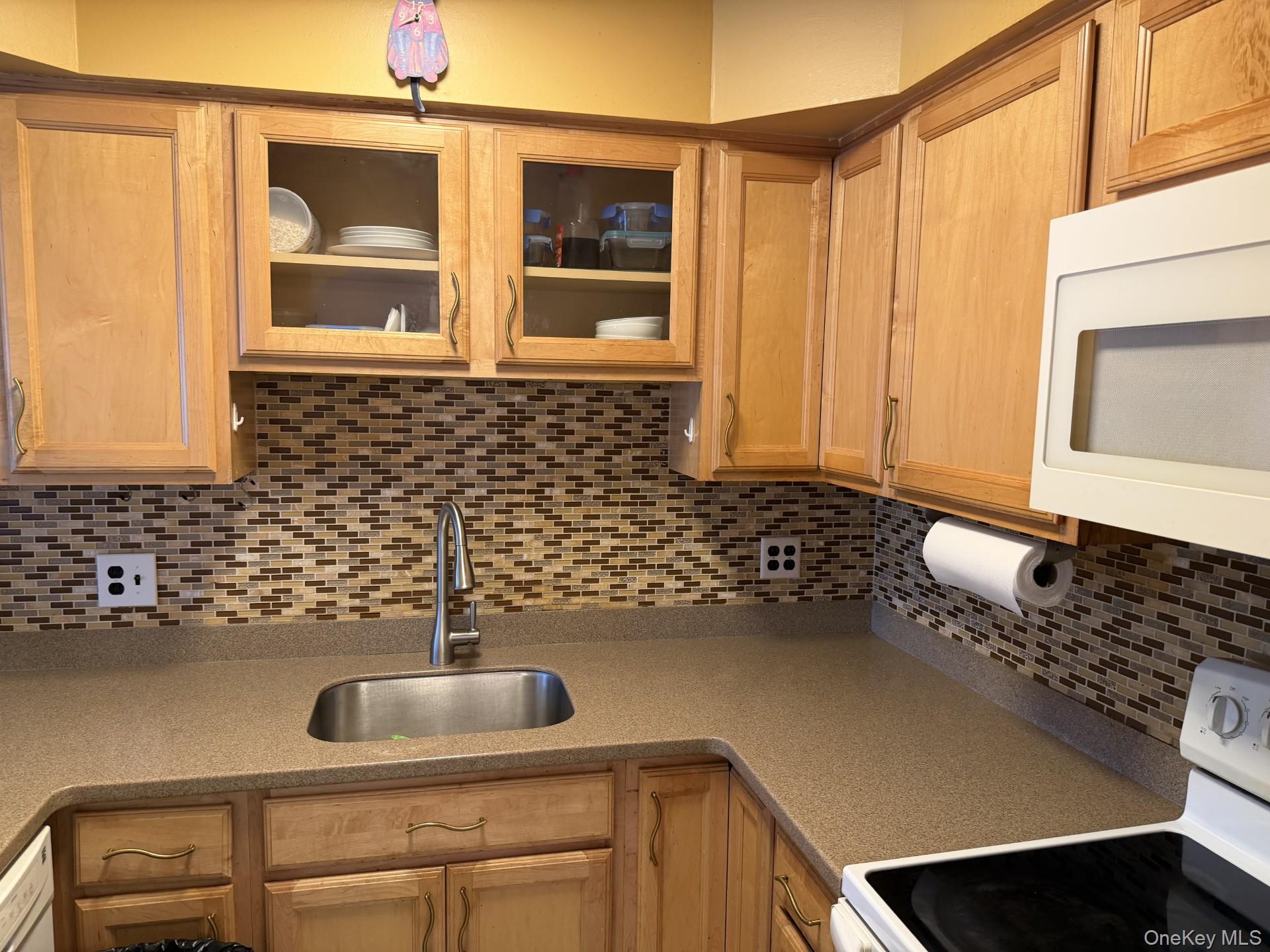 18l Hastings Court Property Photo 3