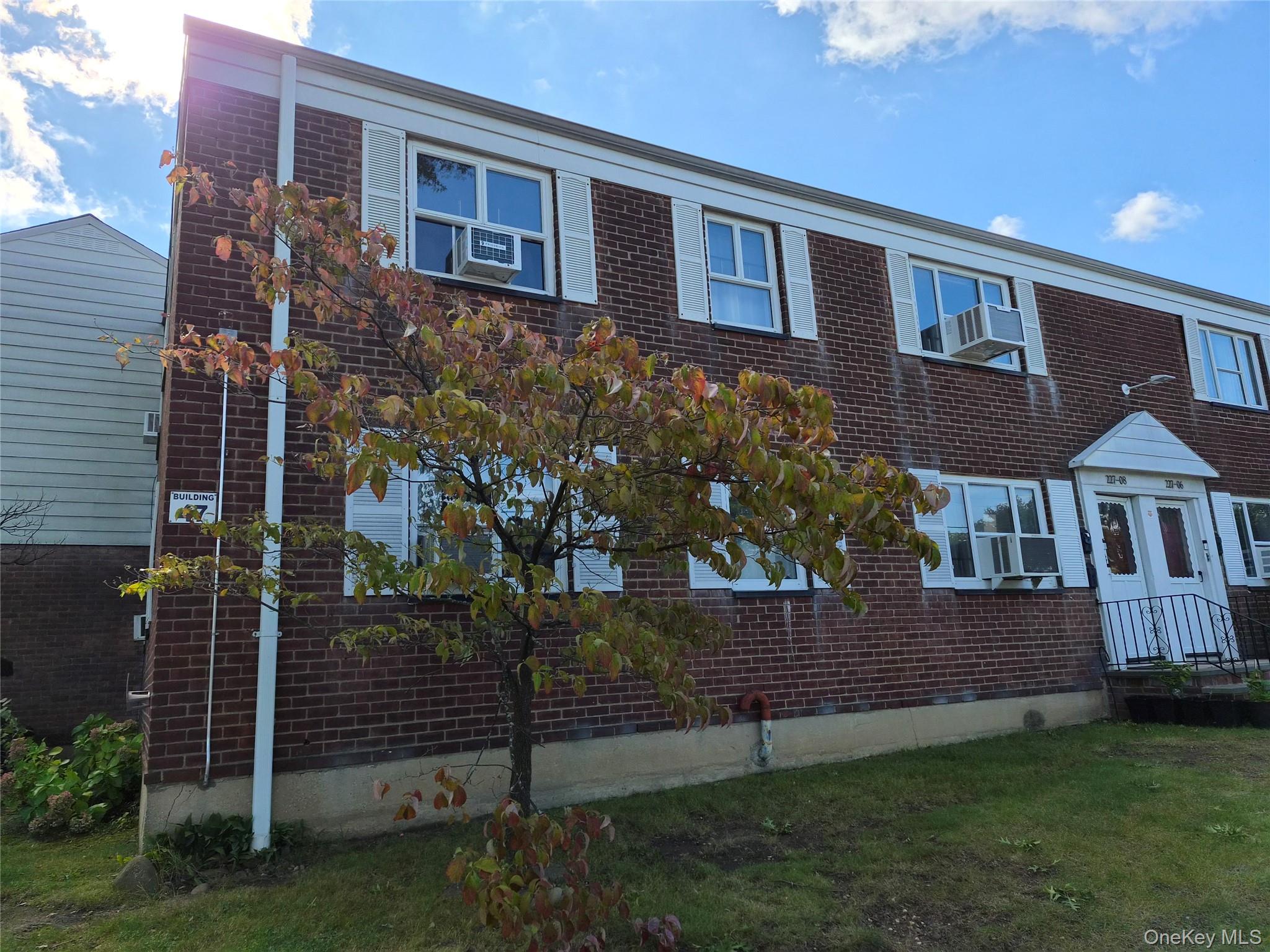 227-08 Hillside Avenue Upper Property Photo 3