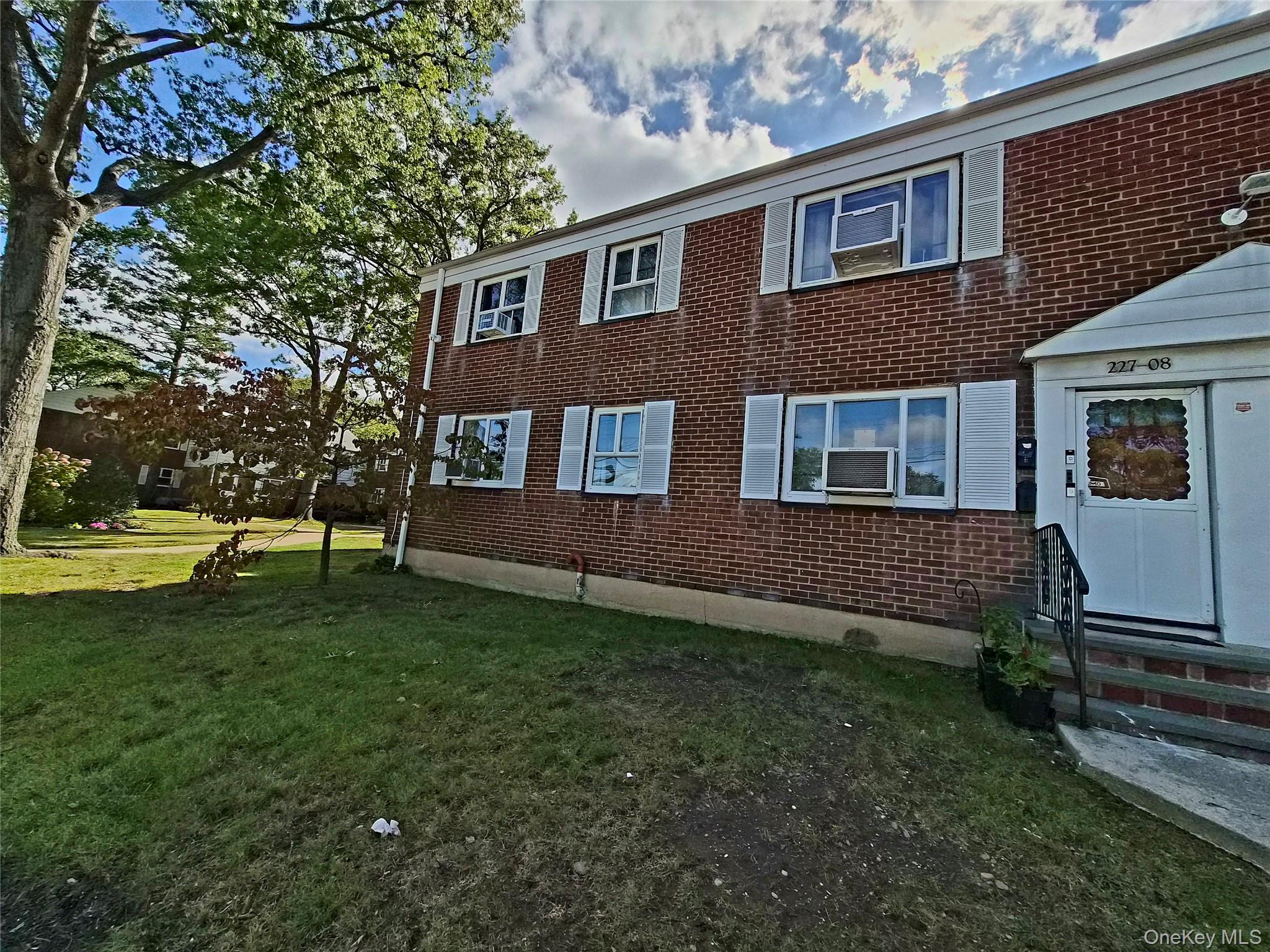 227-08 Hillside Avenue Upper Property Photo 4