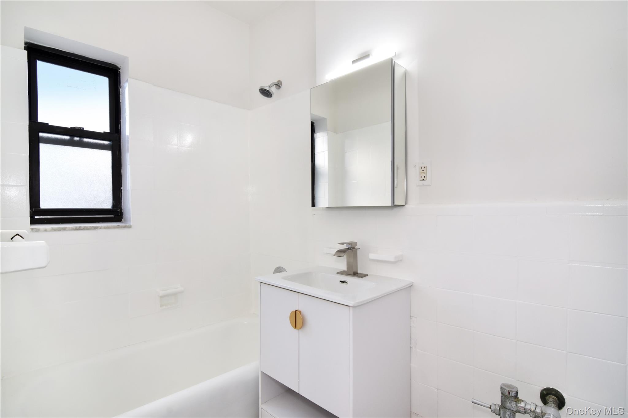 590 E 3rd Street 4c Property Photo 6