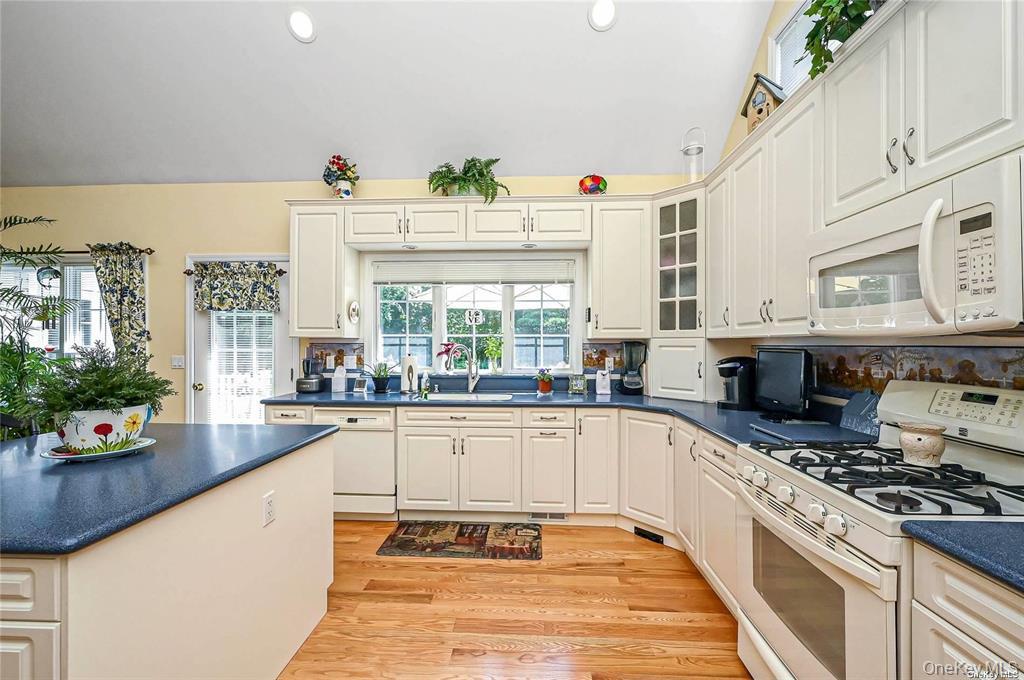 828 Pondview Road Property Photo 9