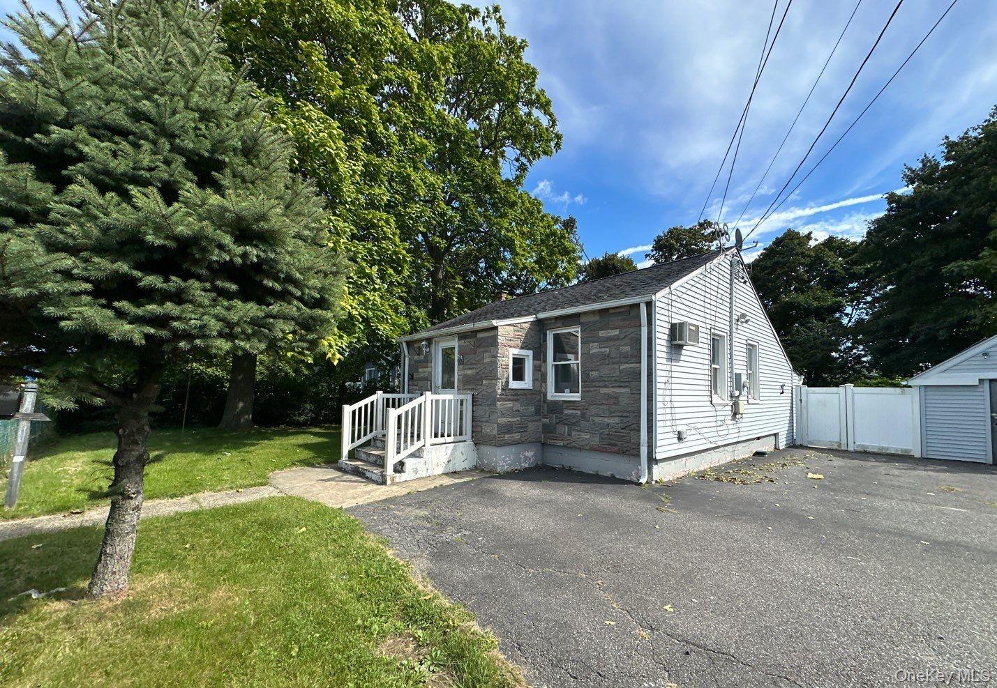 184 Suffolk Avenue Property Photo 1