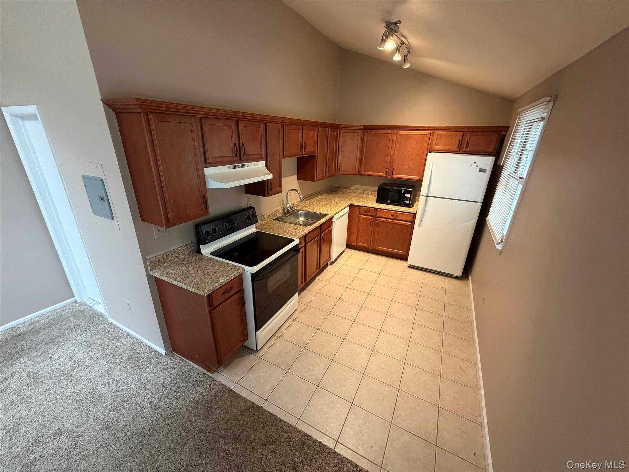928 Connetquot Avenue Property Photo 8