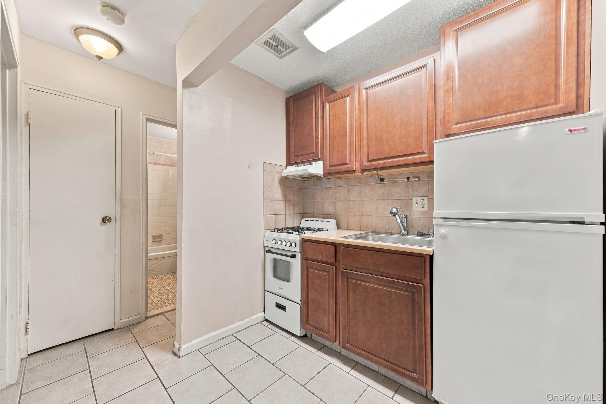 2301 Barclay Manor 23a Property Photo 6