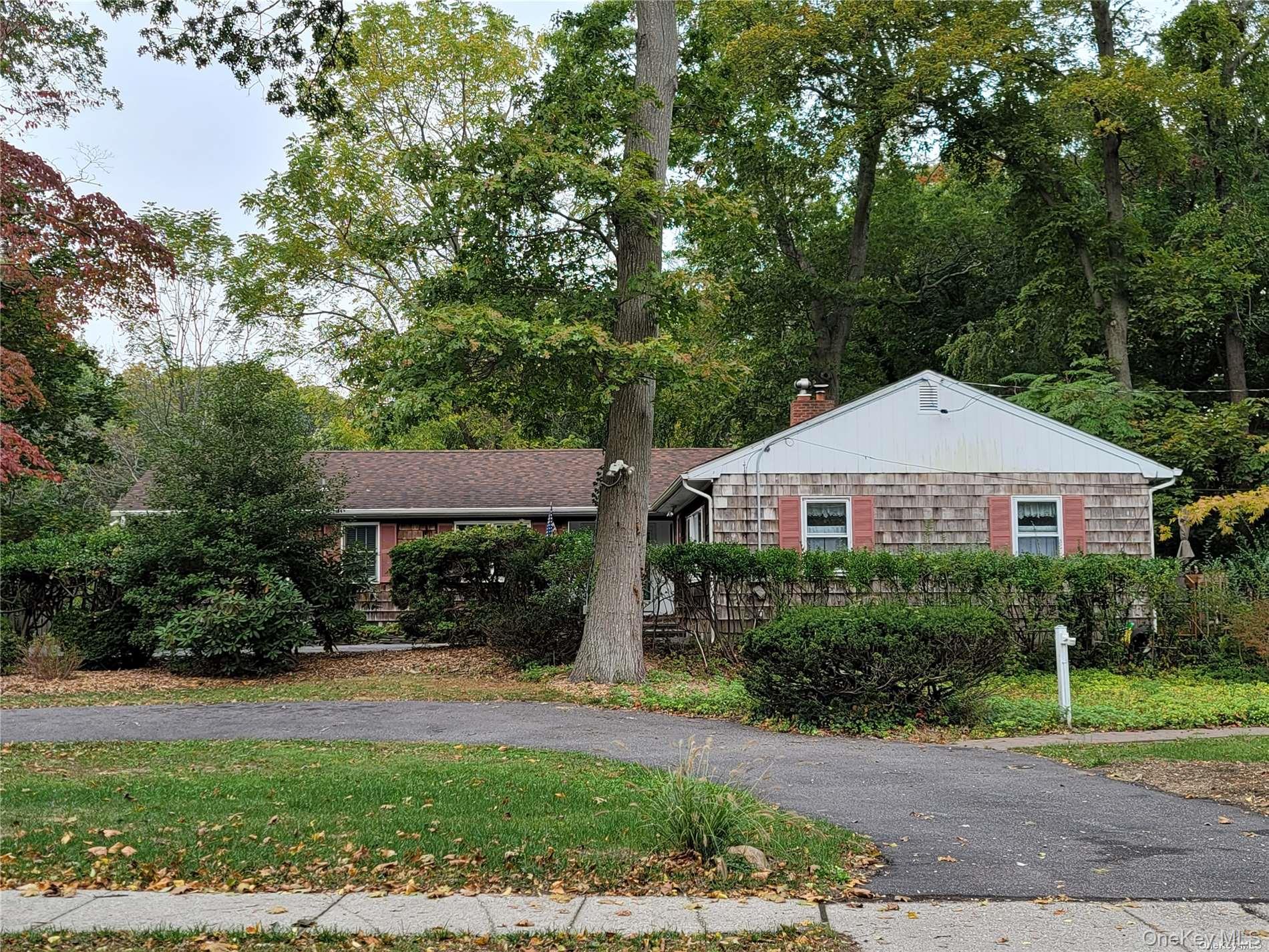 101 N Country Road Property Photo 1