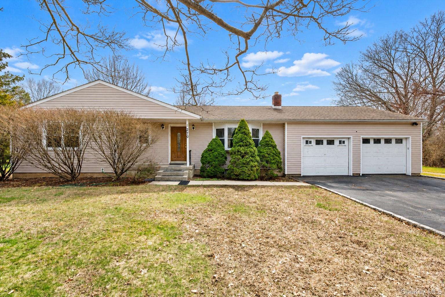 270 Old Commack Road Property Photo 2
