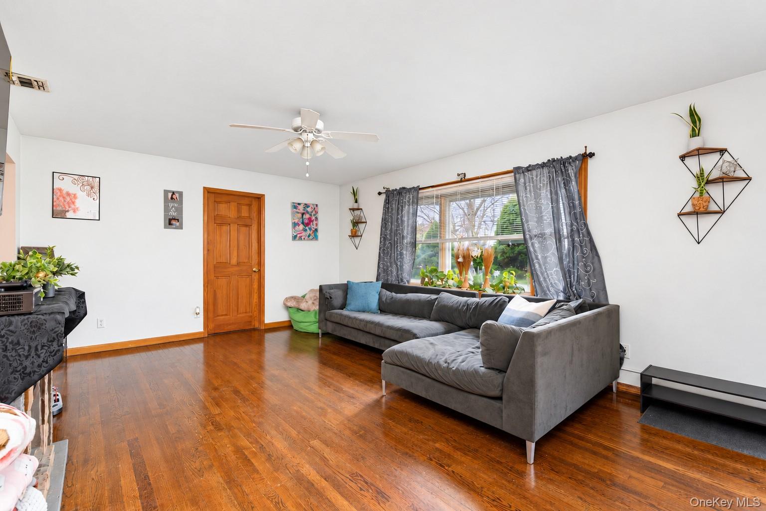270 Old Commack Road Property Photo 4