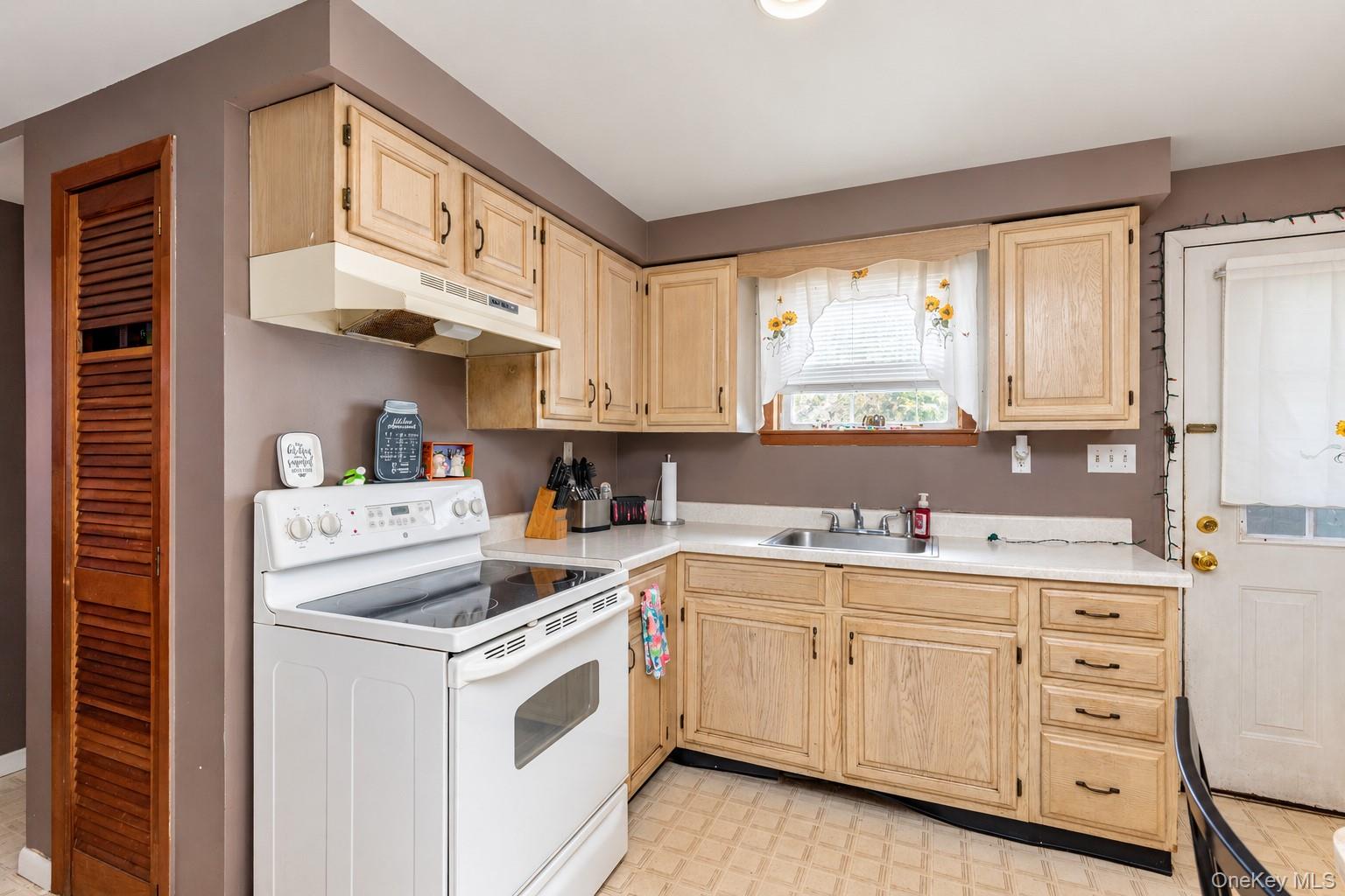 270 Old Commack Road Property Photo 13