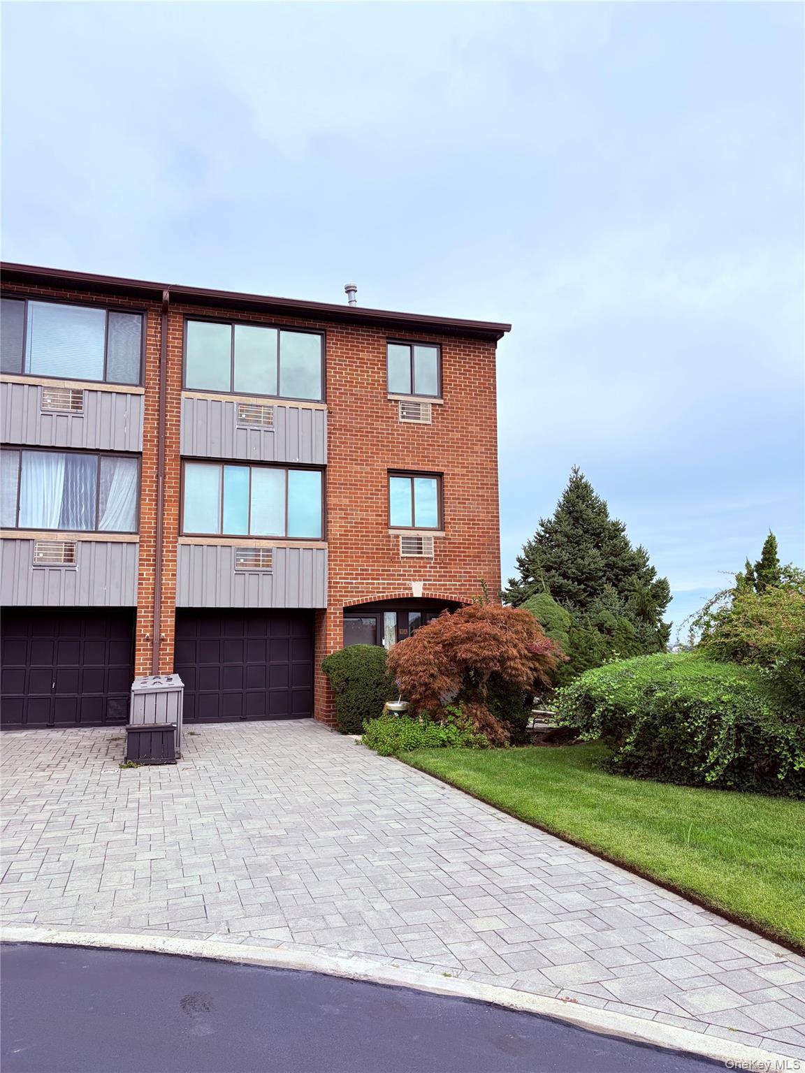 15419 Riverside Drive 24b Property Photo 1