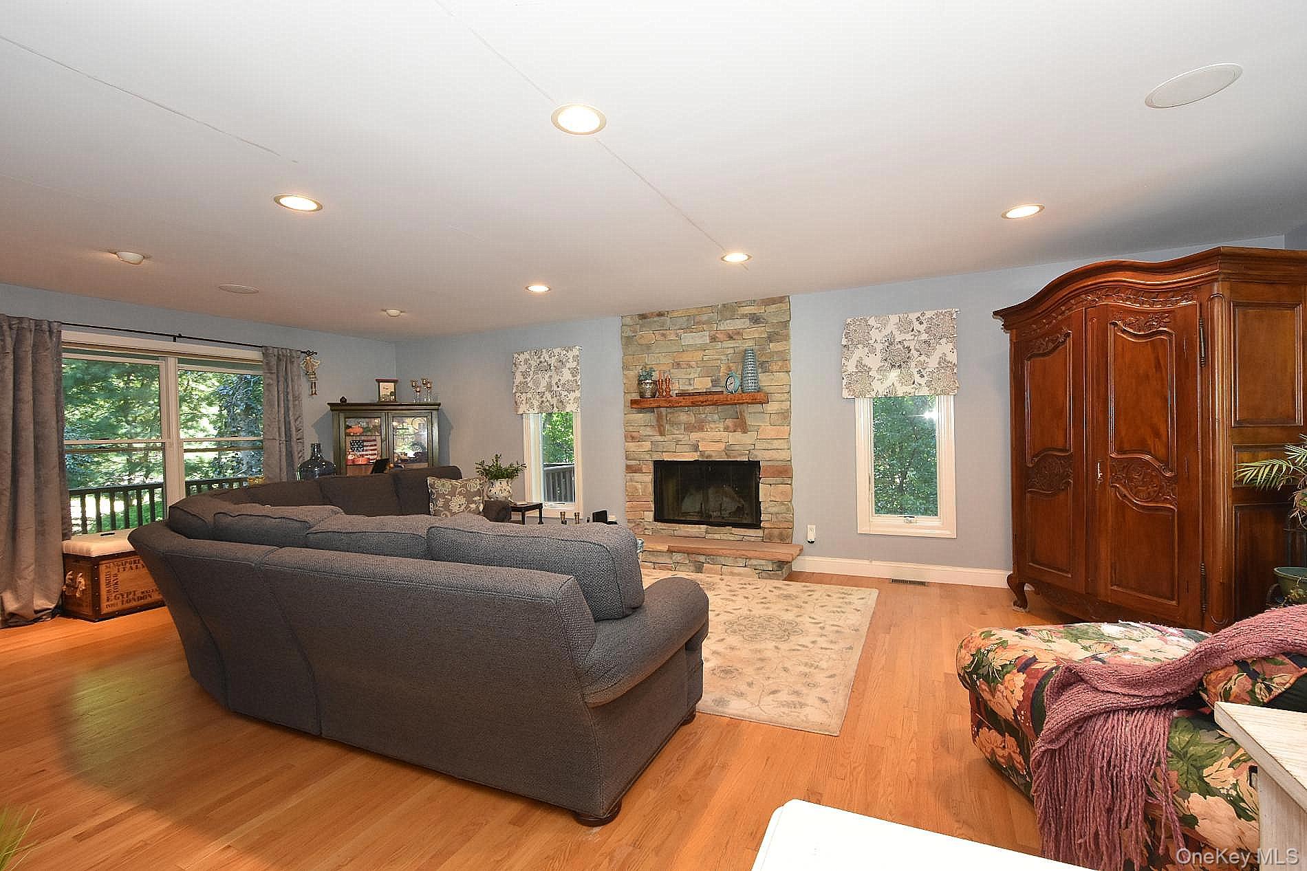 230 W Woodland Drive Property Photo 17