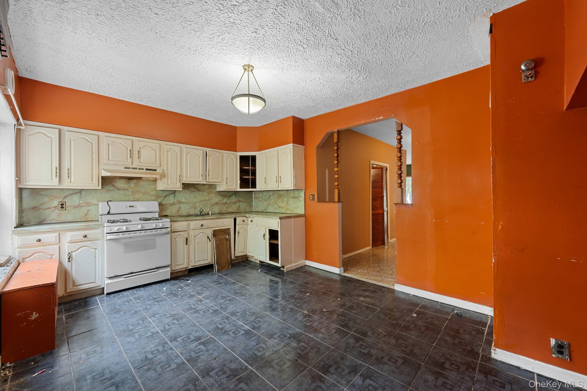 1593 E 48th Street Property Photo 5