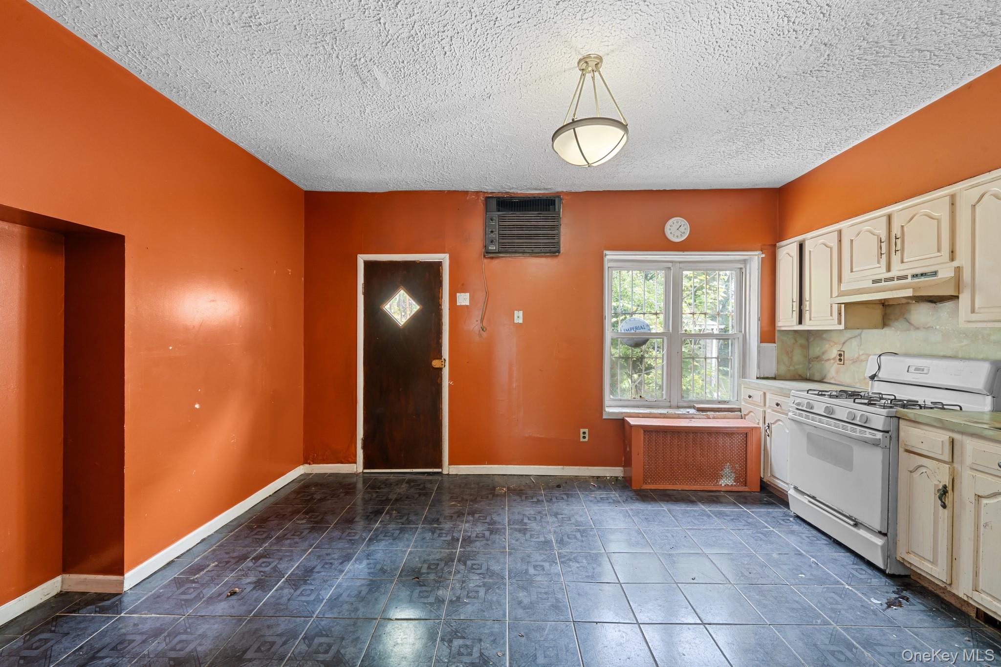 1593 E 48th Street Property Photo 6