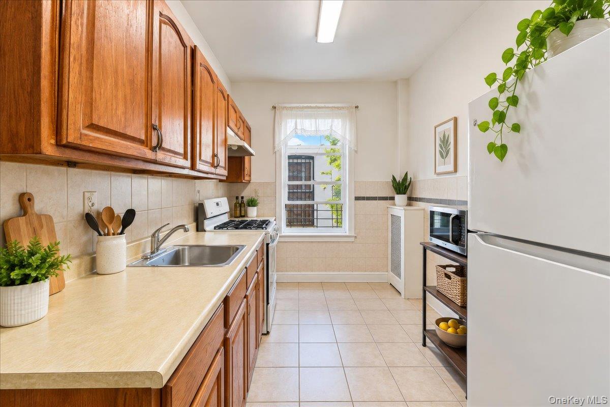1385 Bronx River Avenue Property Photo 8
