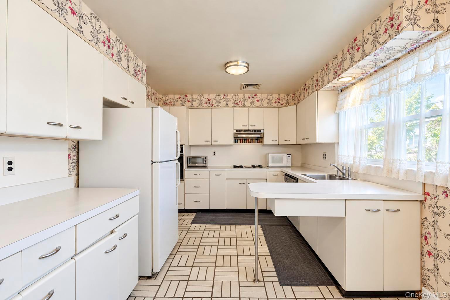 517 E Shore Road Property Photo 11