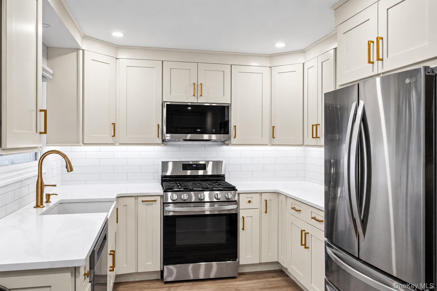 492 Connetquot Avenue Property Photo 4