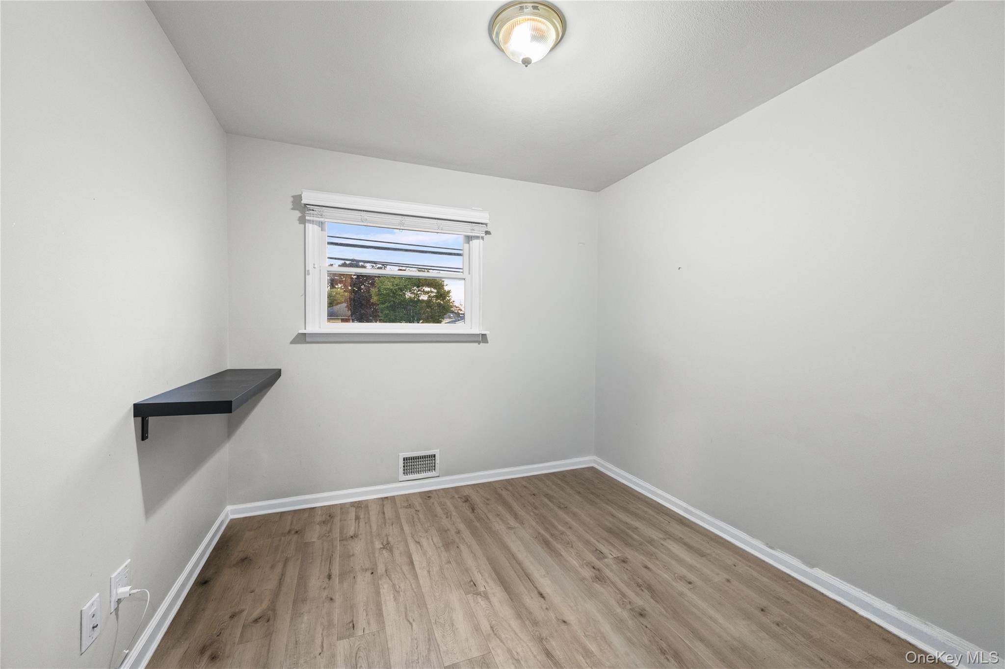 492 Connetquot Avenue Property Photo 13