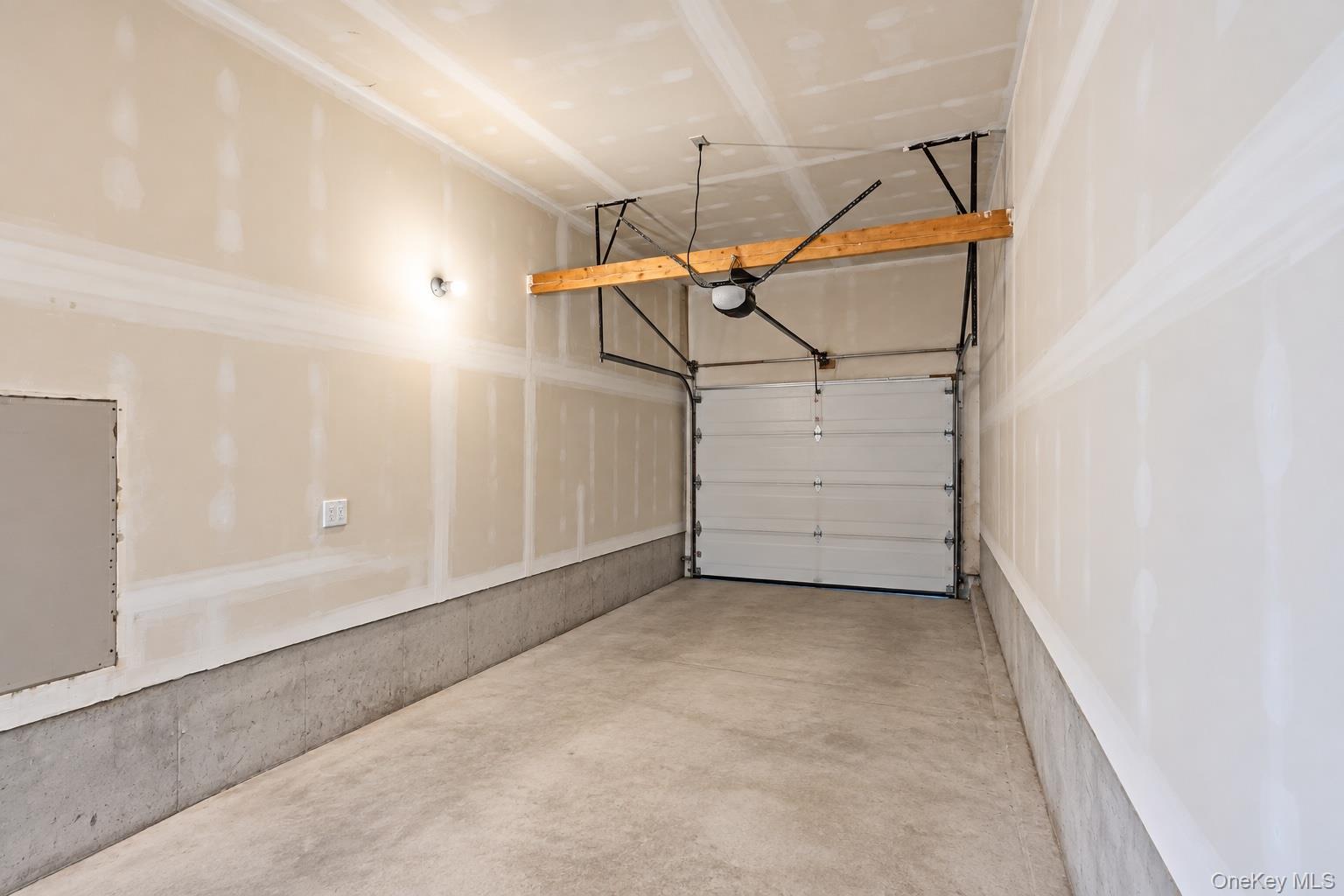 492 Connetquot Avenue Property Photo 14