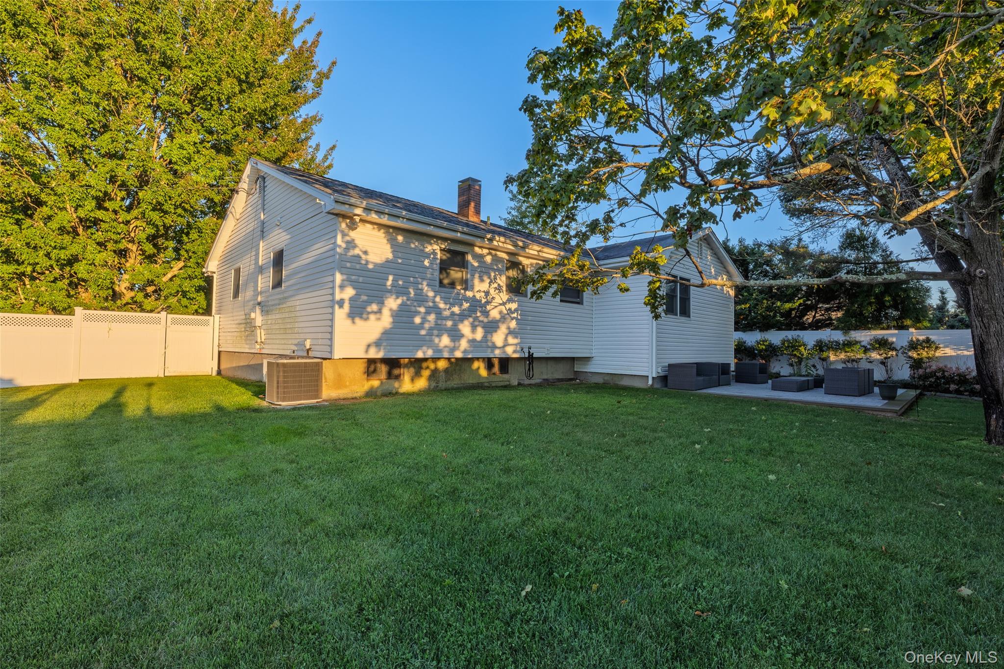 492 Connetquot Avenue Property Photo 16