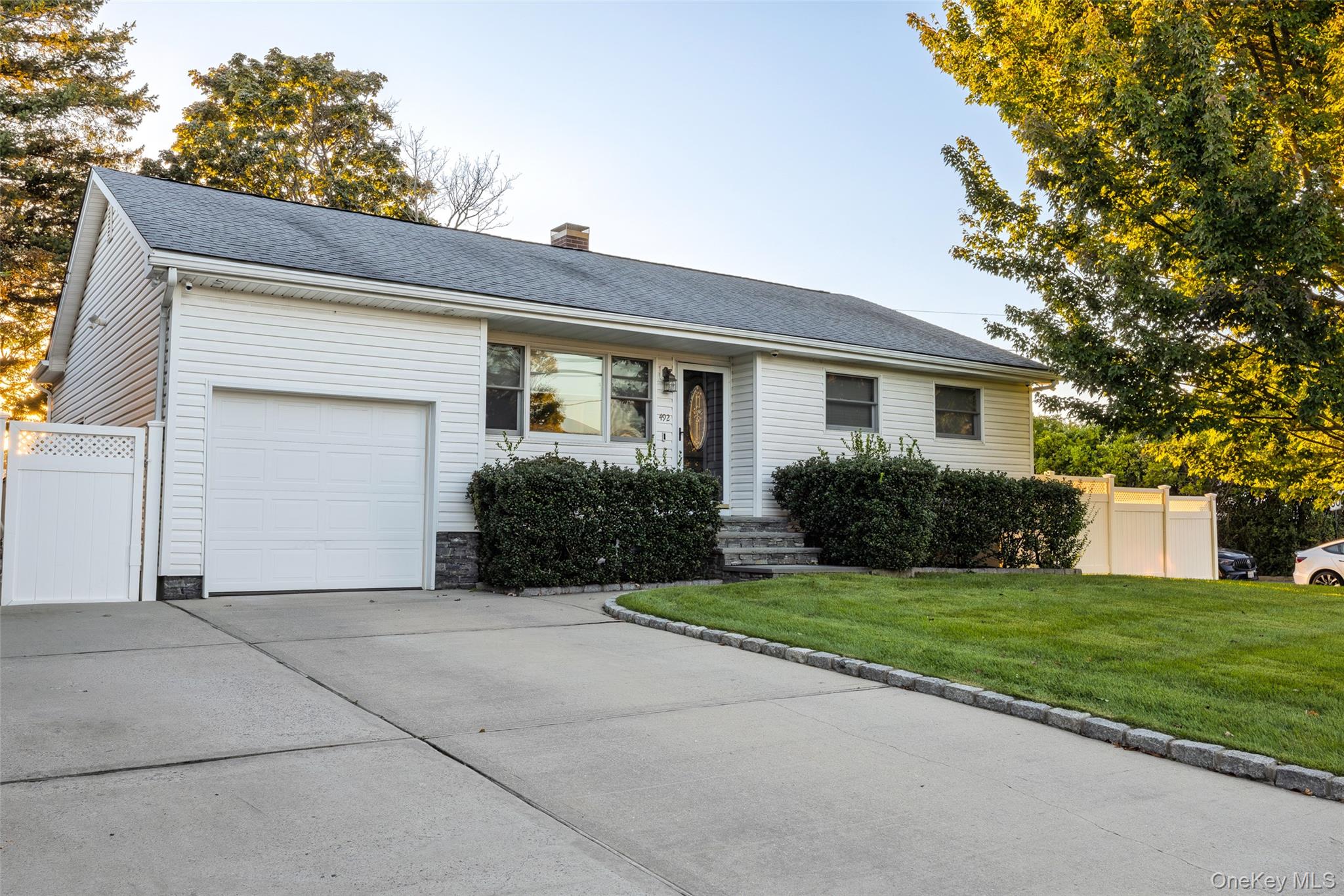 492 Connetquot Avenue Property Photo 17