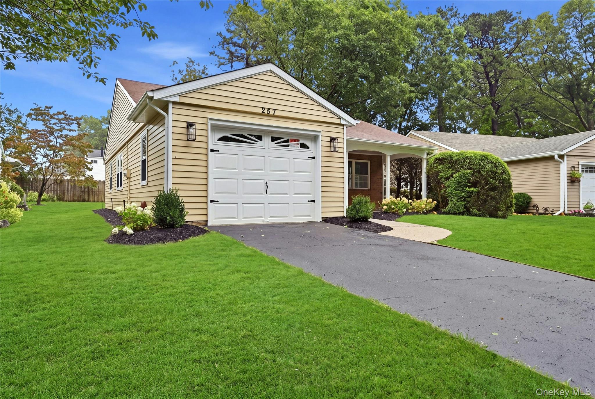 257 Edinburgh Drive Property Photo 2