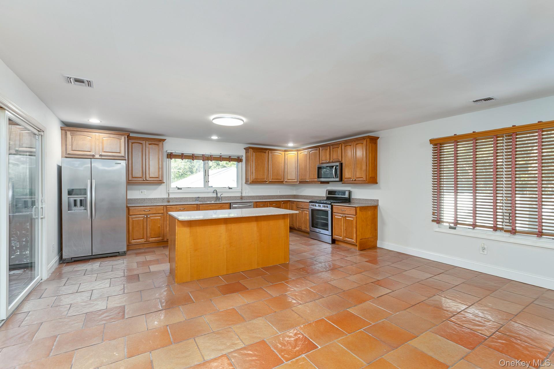 37 W Woodside Avenue Property Photo 11