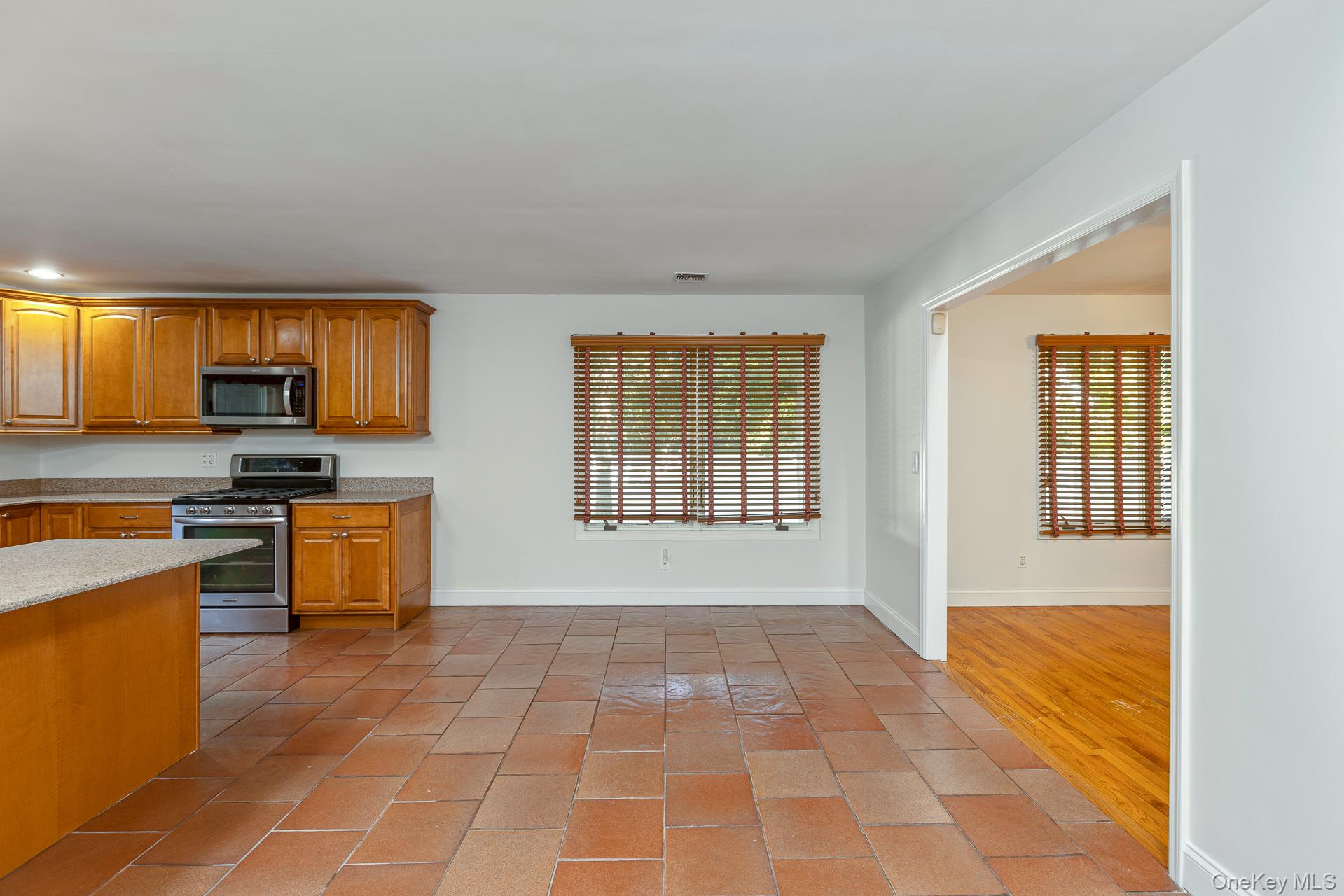 37 W Woodside Avenue Property Photo 12