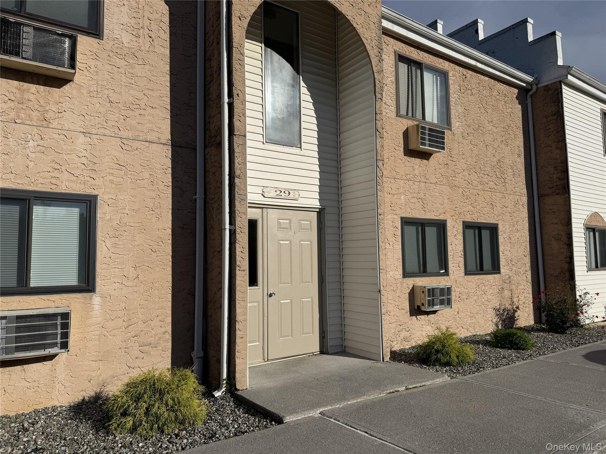 29 Scarborough Lane D Property Photo 1
