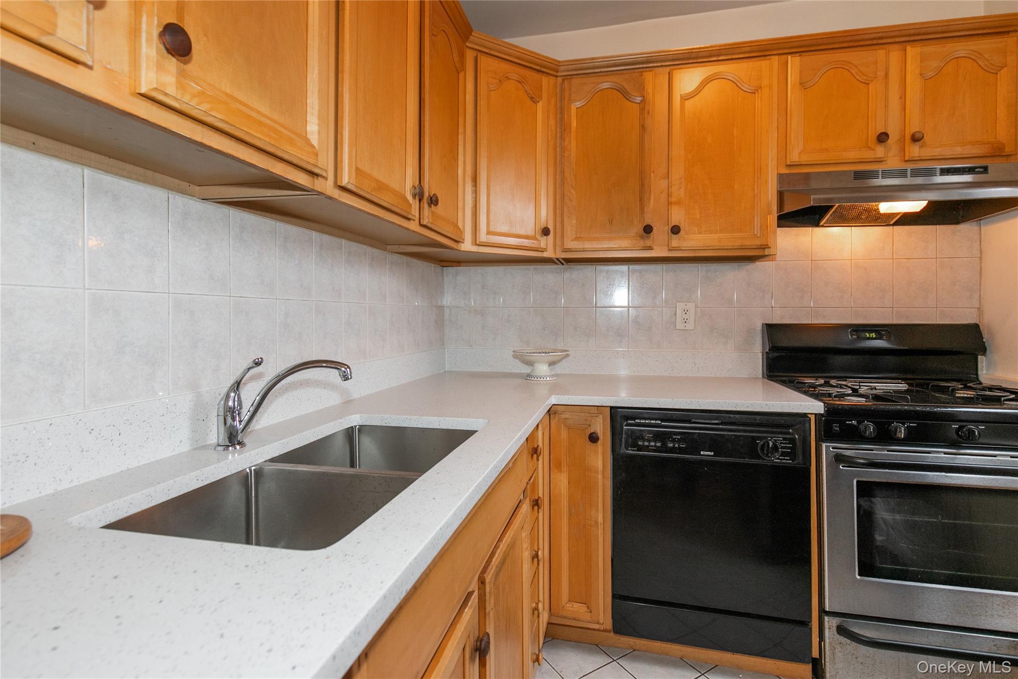 75 S Middle Neck 4-a Property Photo 9