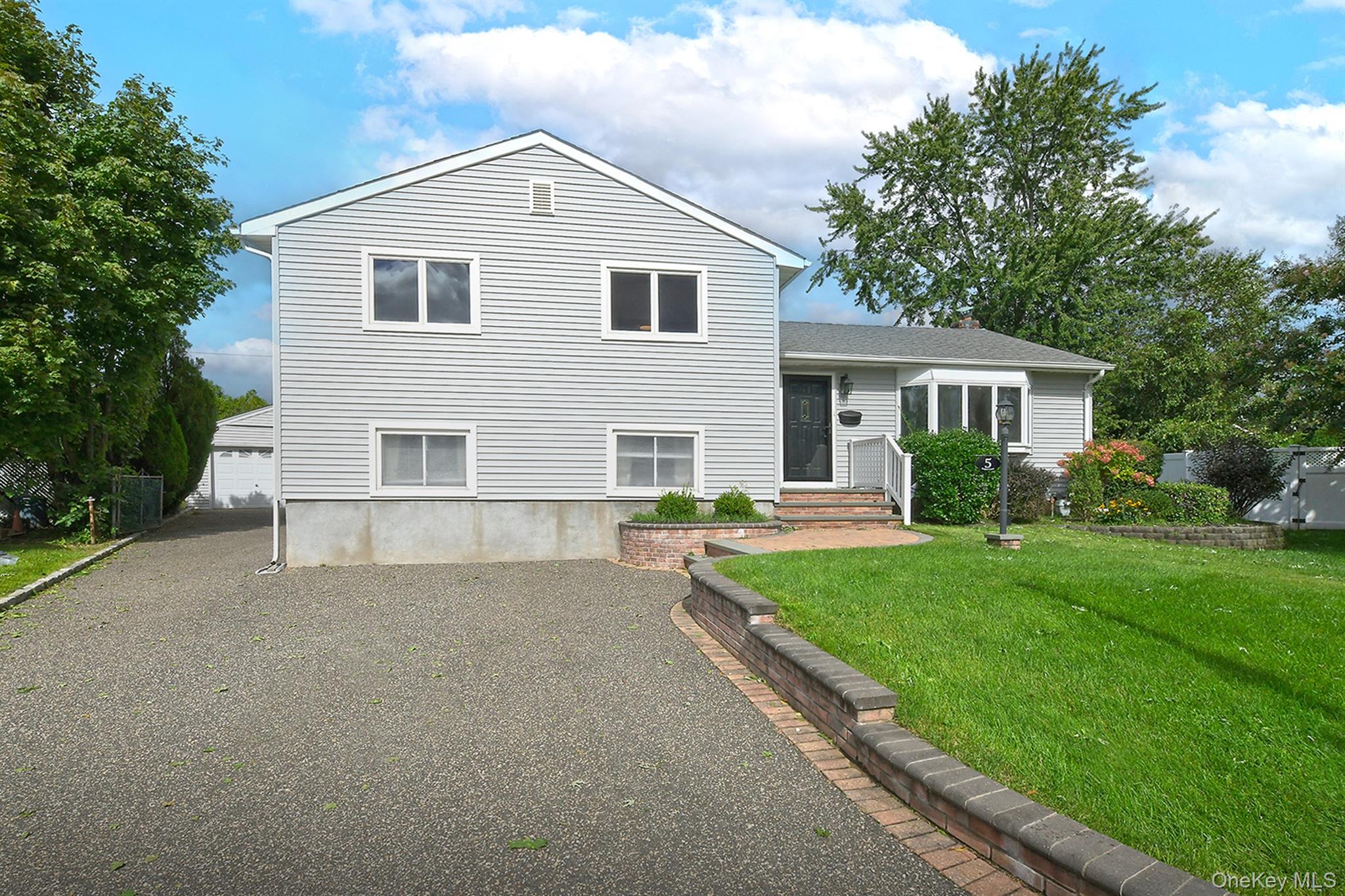 5 Robin Court Property Photo 2