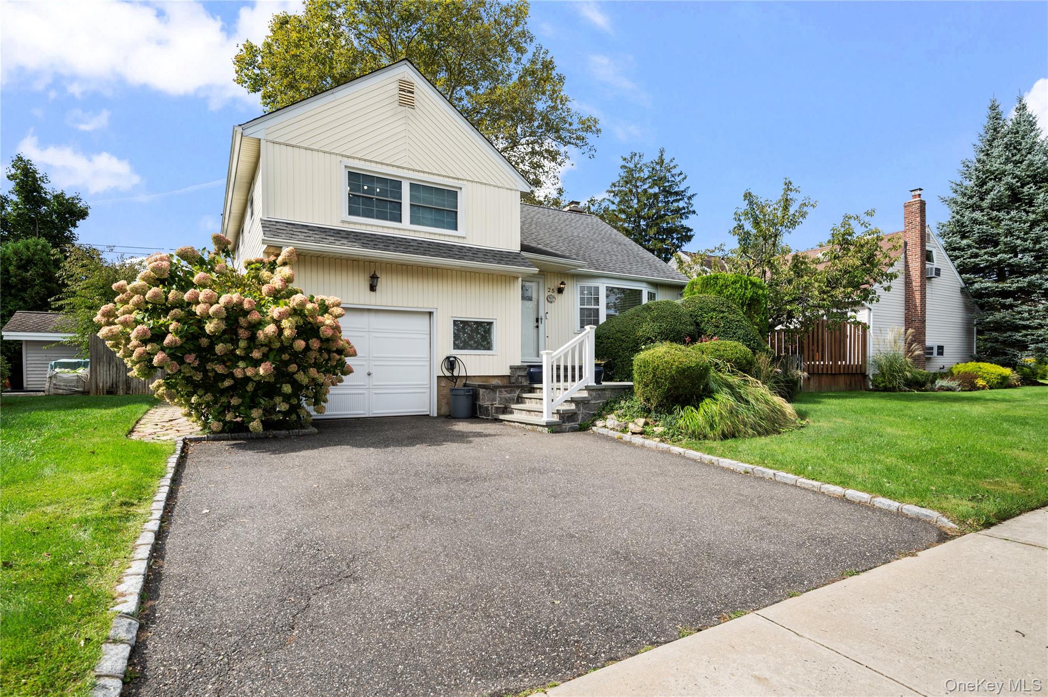 25 Marilyn Boulevard Property Photo 2