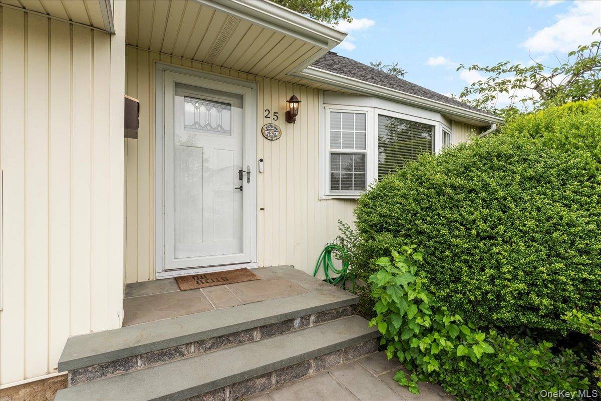 25 Marilyn Boulevard Property Photo 3