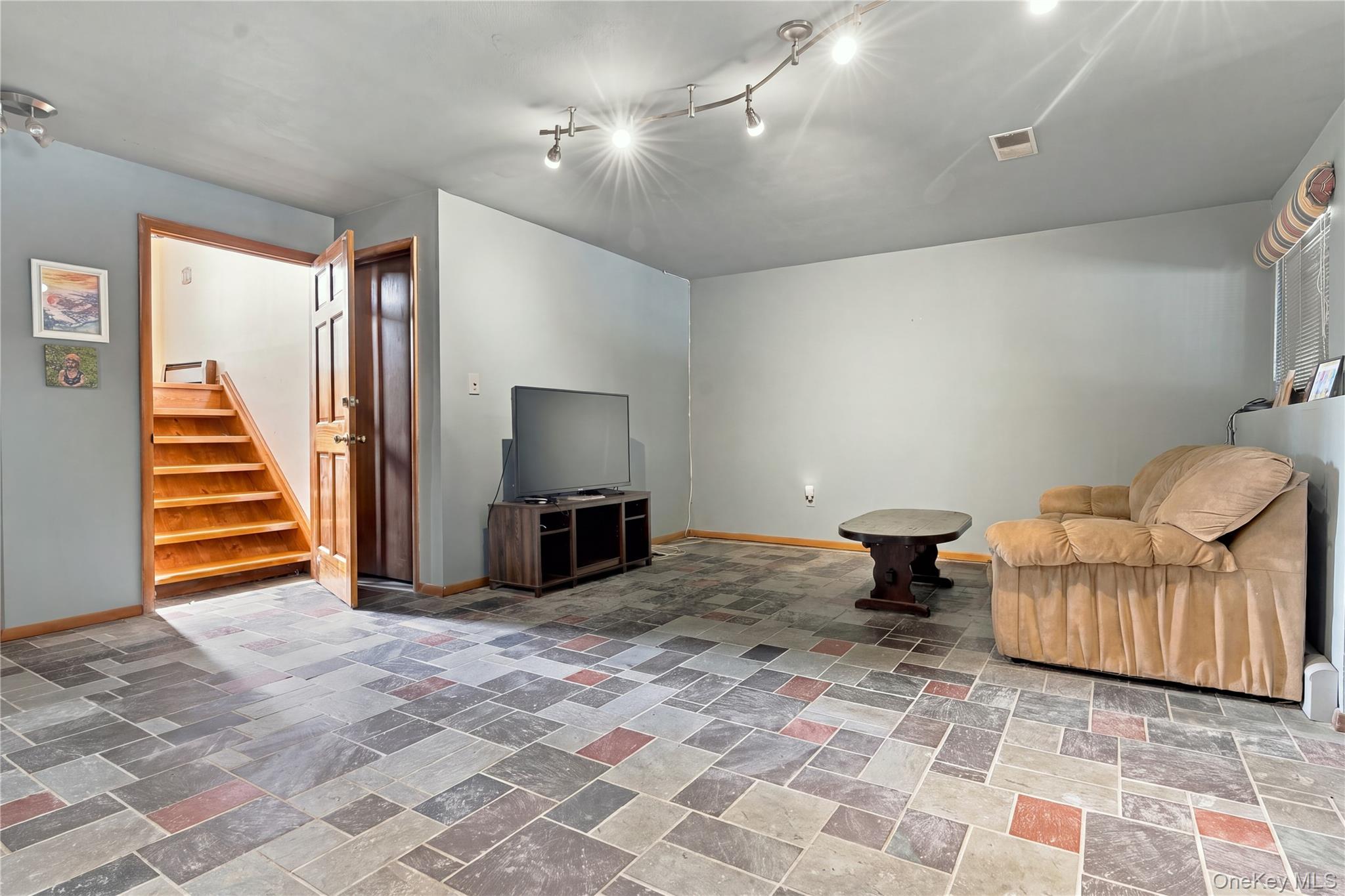 6 Flower Road Property Photo 20