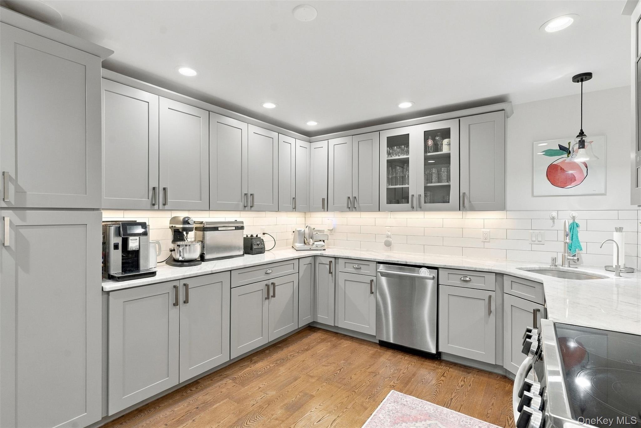225 Hull Avenue Property Photo 6