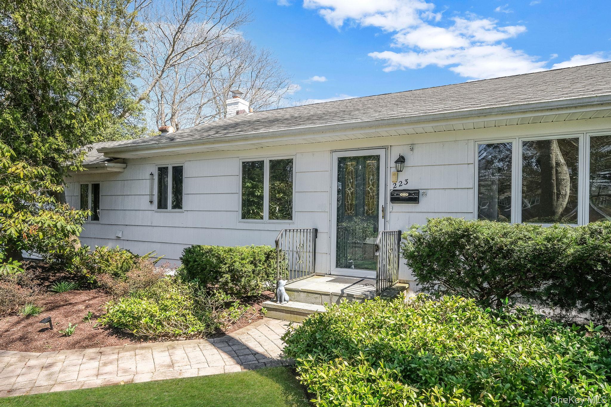 223 Connetquot Road Property Photo 3