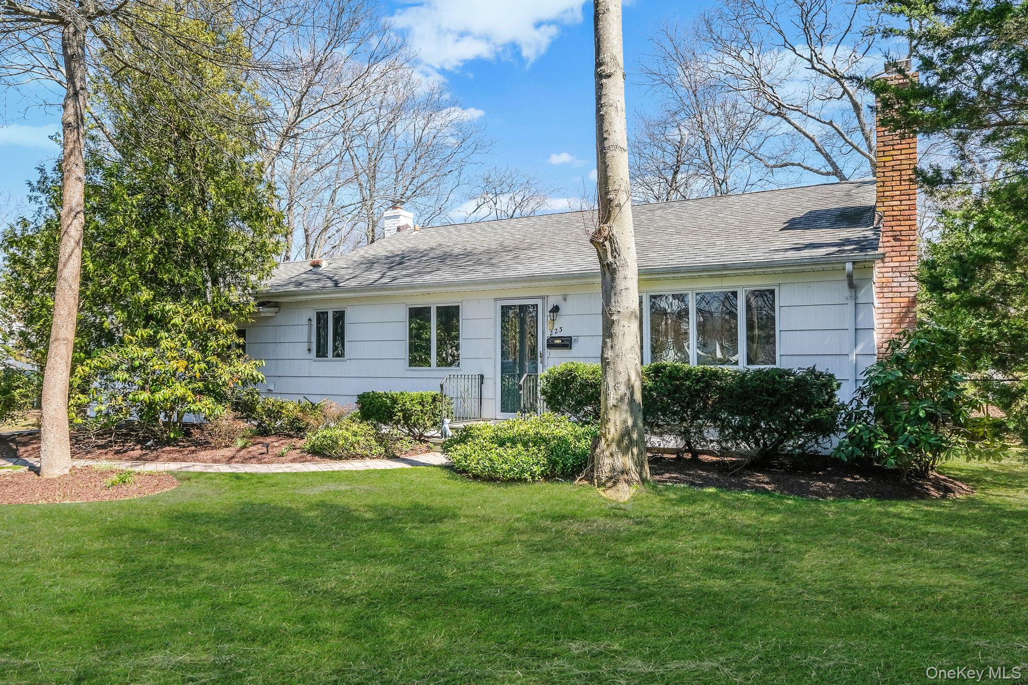 223 Connetquot Road Property Photo 4