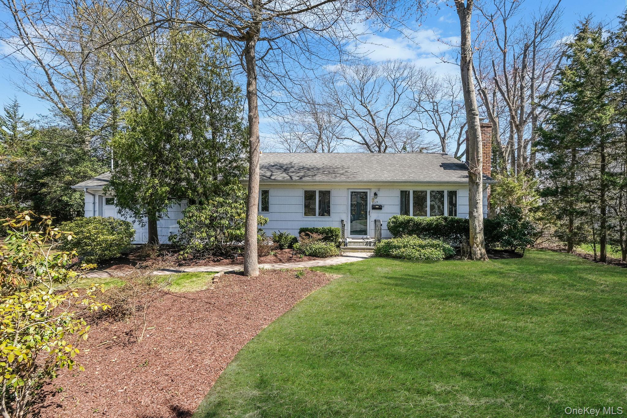 223 Connetquot Road Property Photo 5