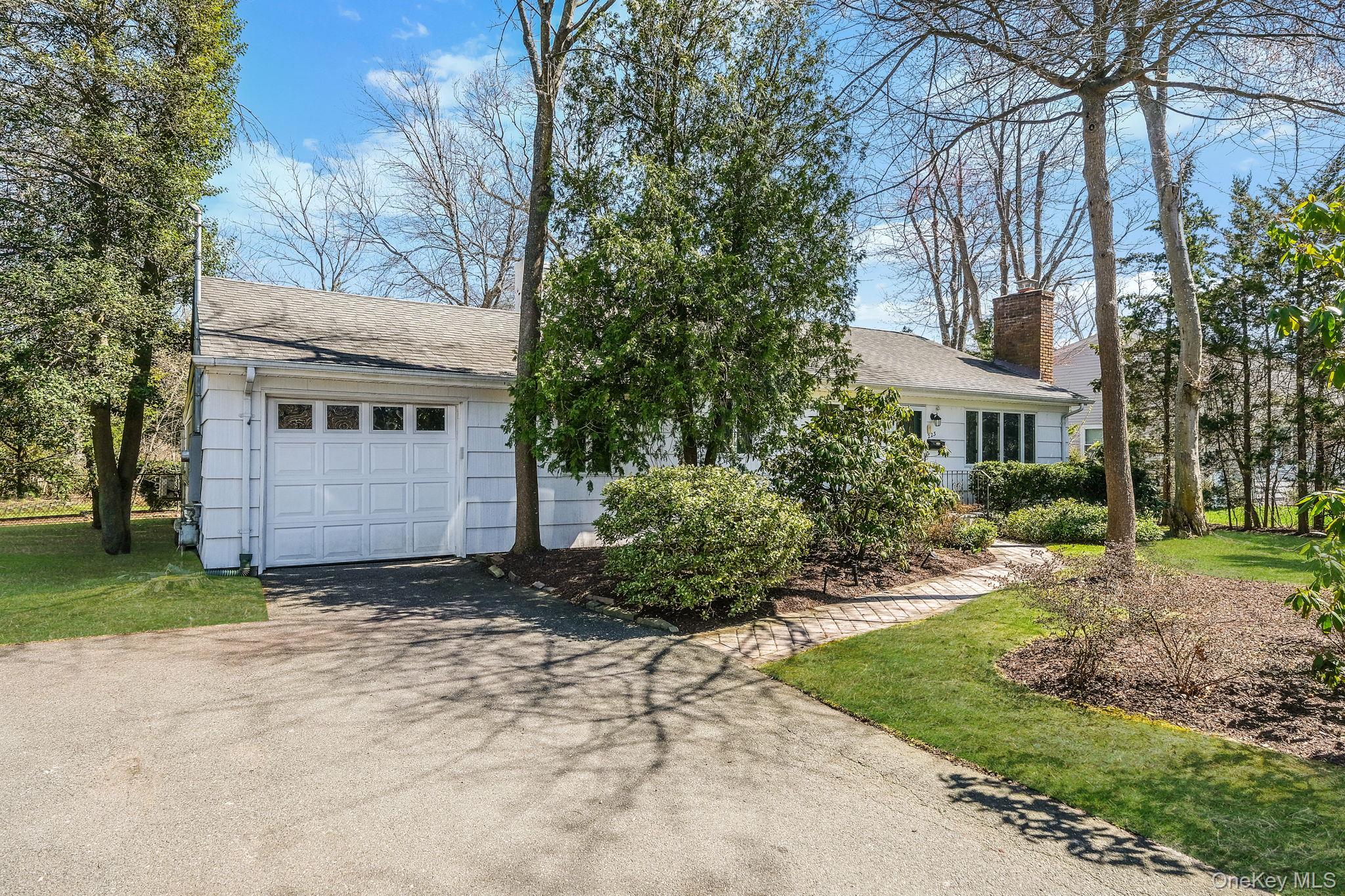 223 Connetquot Road Property Photo 6