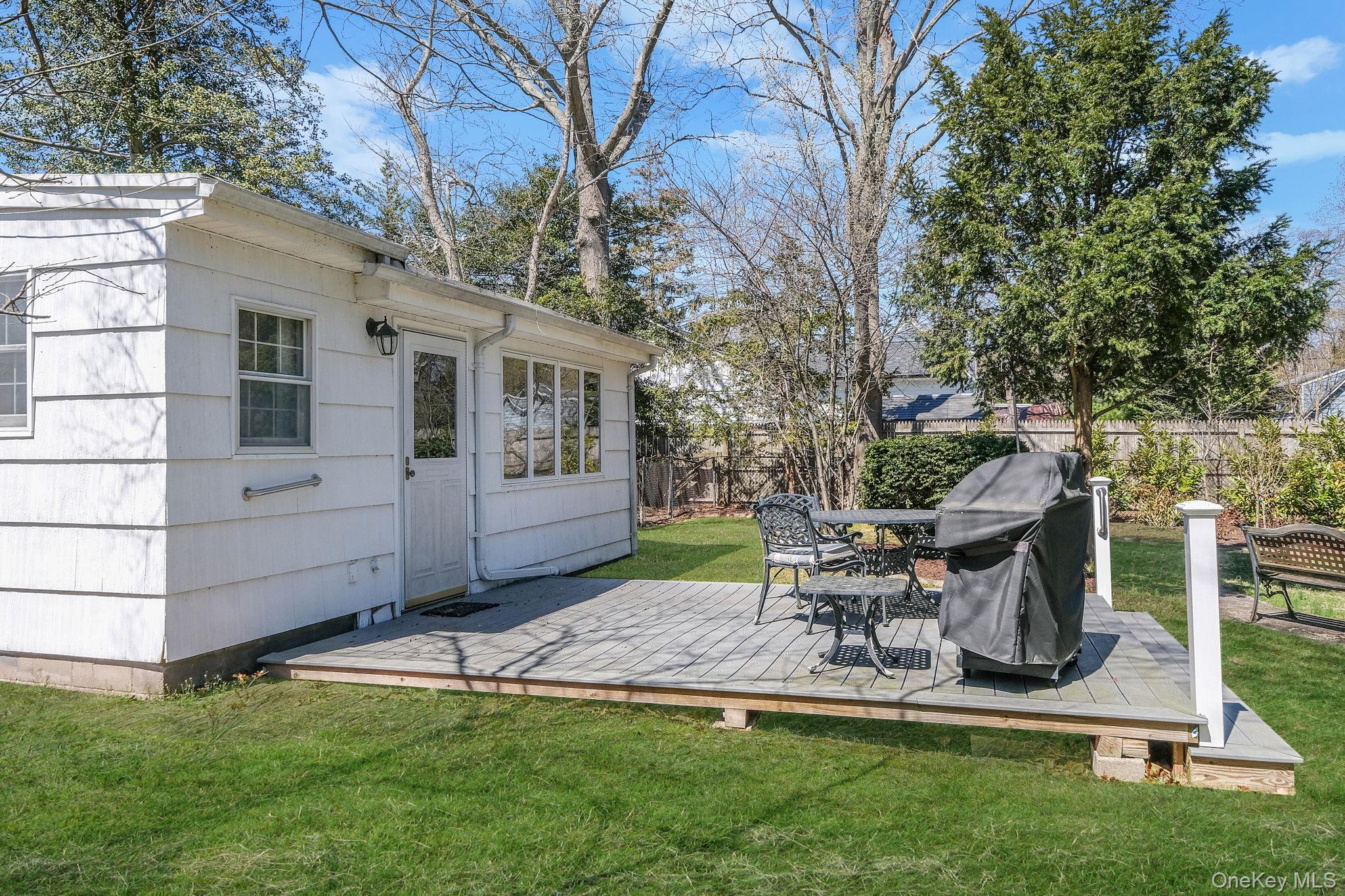 223 Connetquot Road Property Photo 11