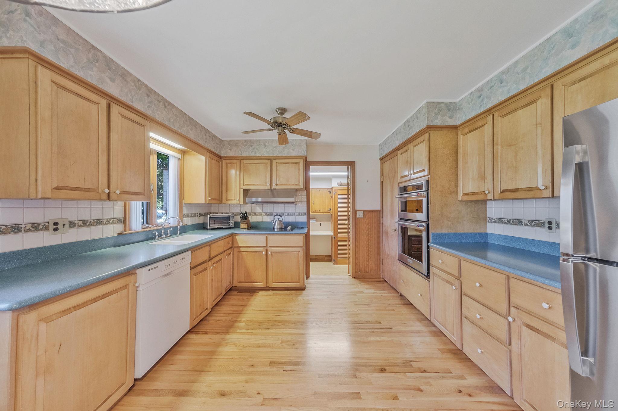 223 Connetquot Road Property Photo 14