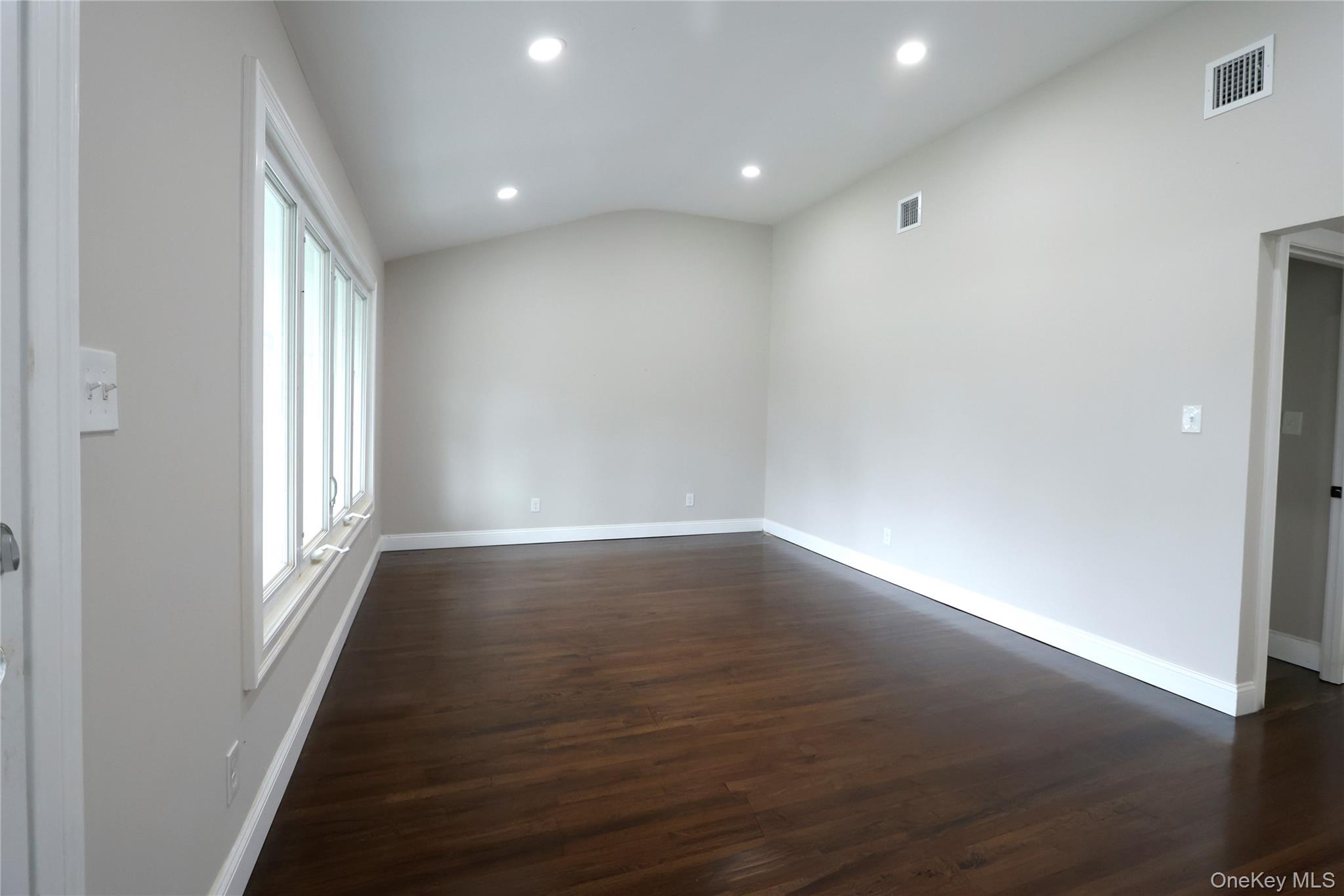 1537 Agate Street Property Photo 4