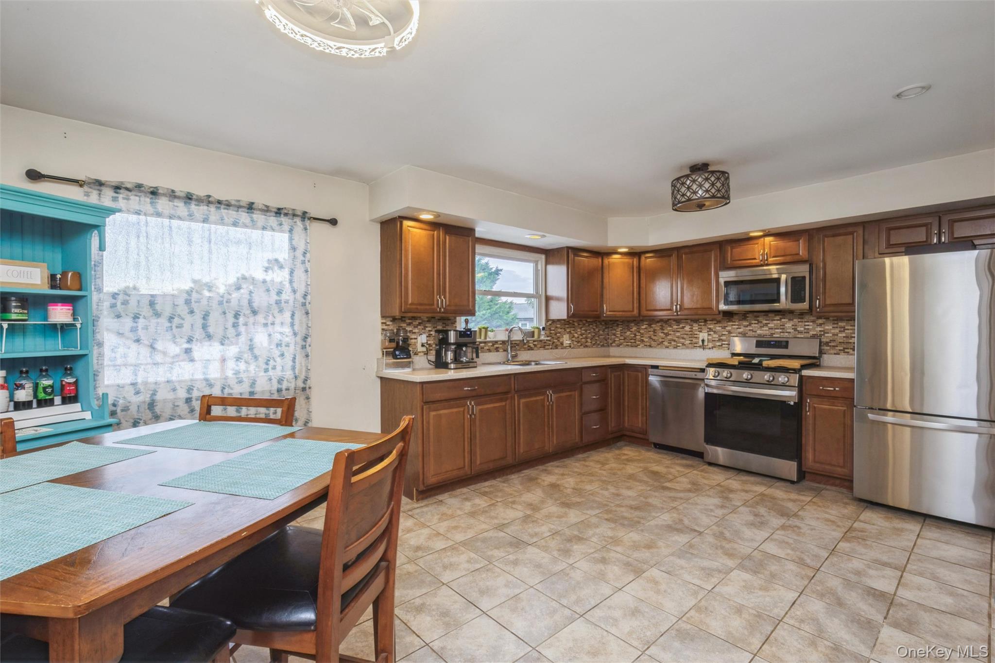 31 E June Street Property Photo 18