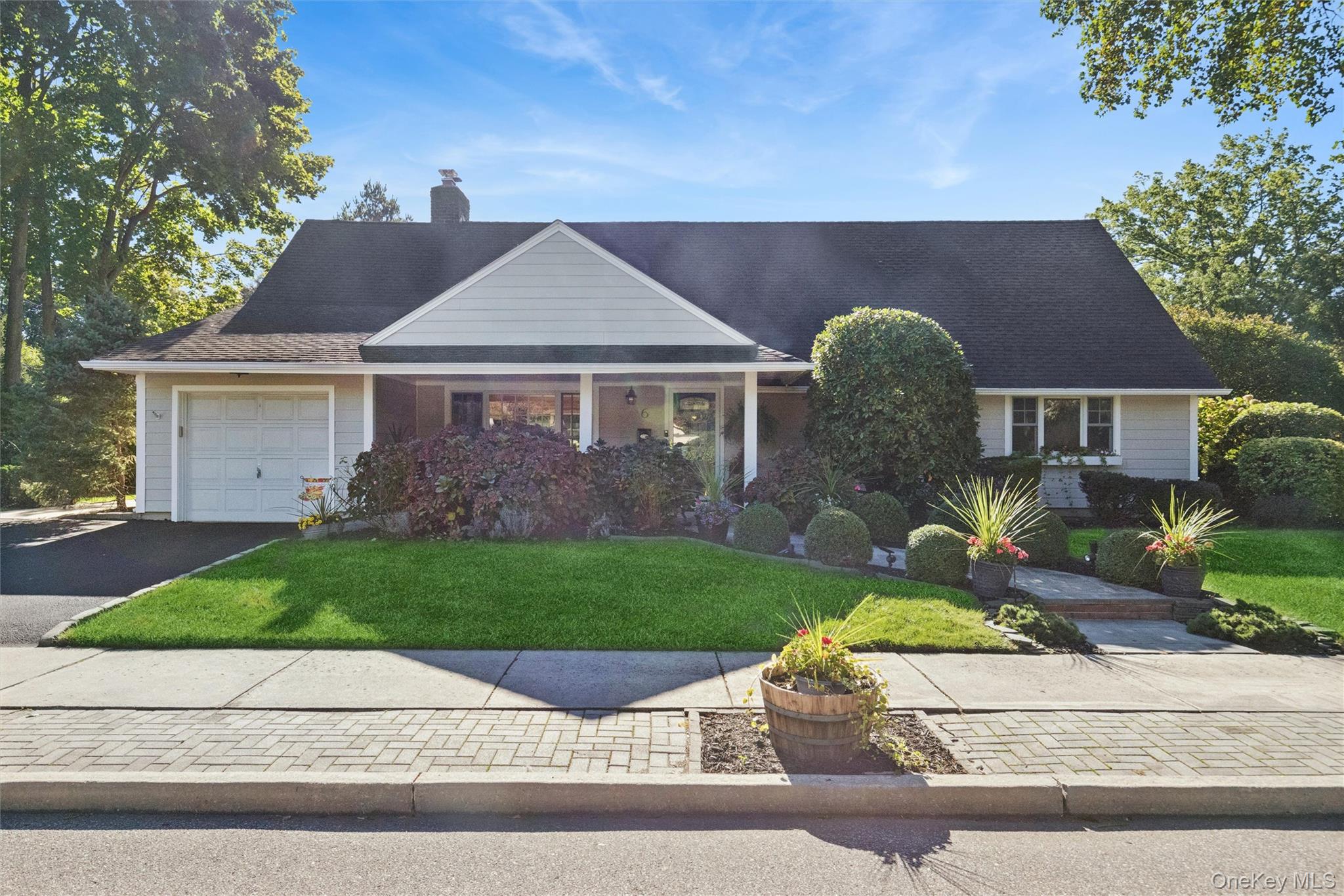 6 6th Place Property Photo 1