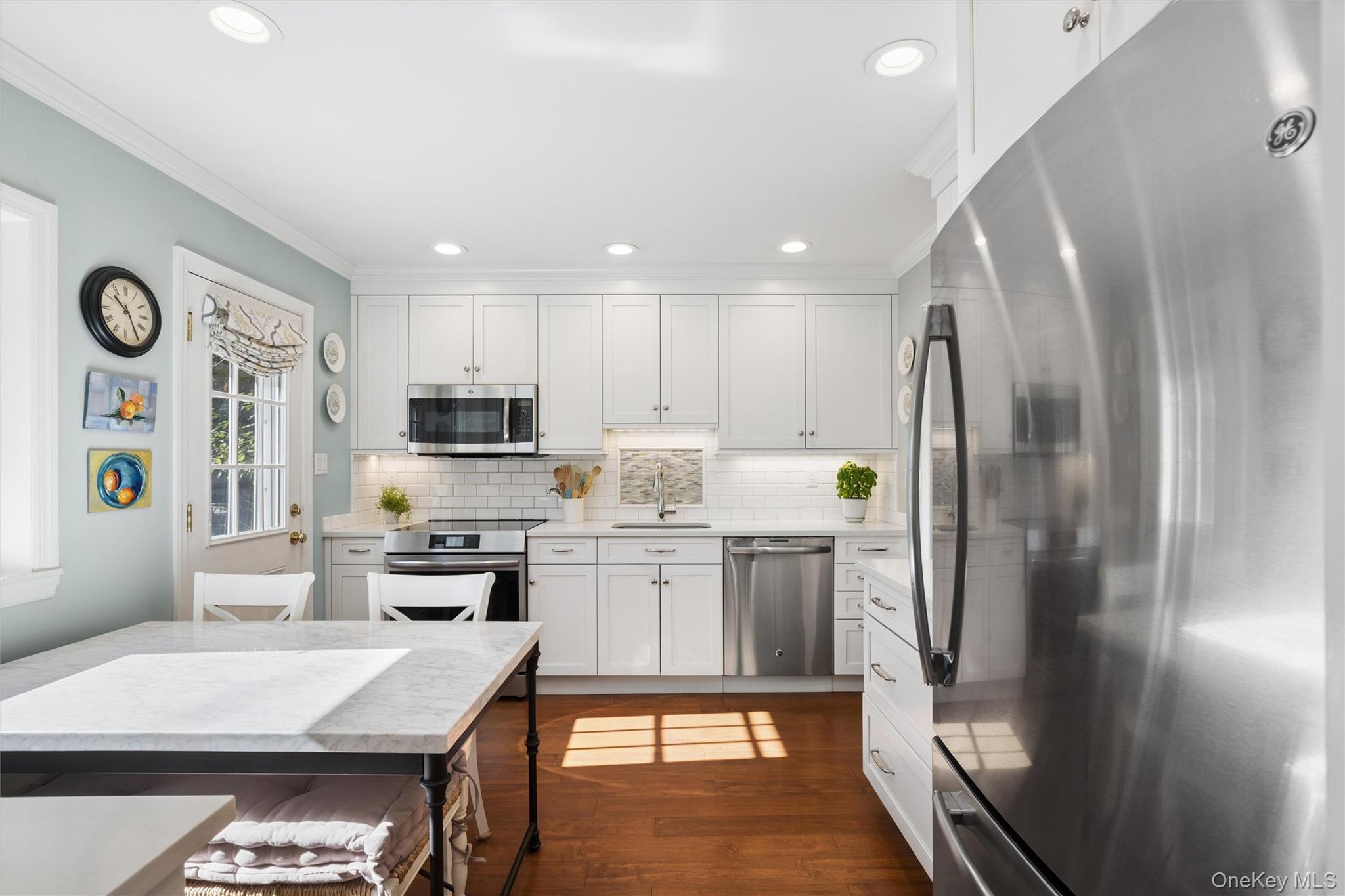 6 6th Place Property Photo 14