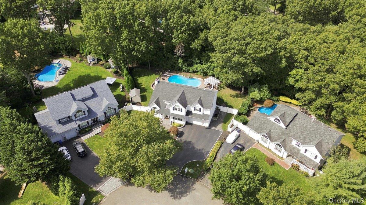 5 Aspatuck Court Property Photo 2